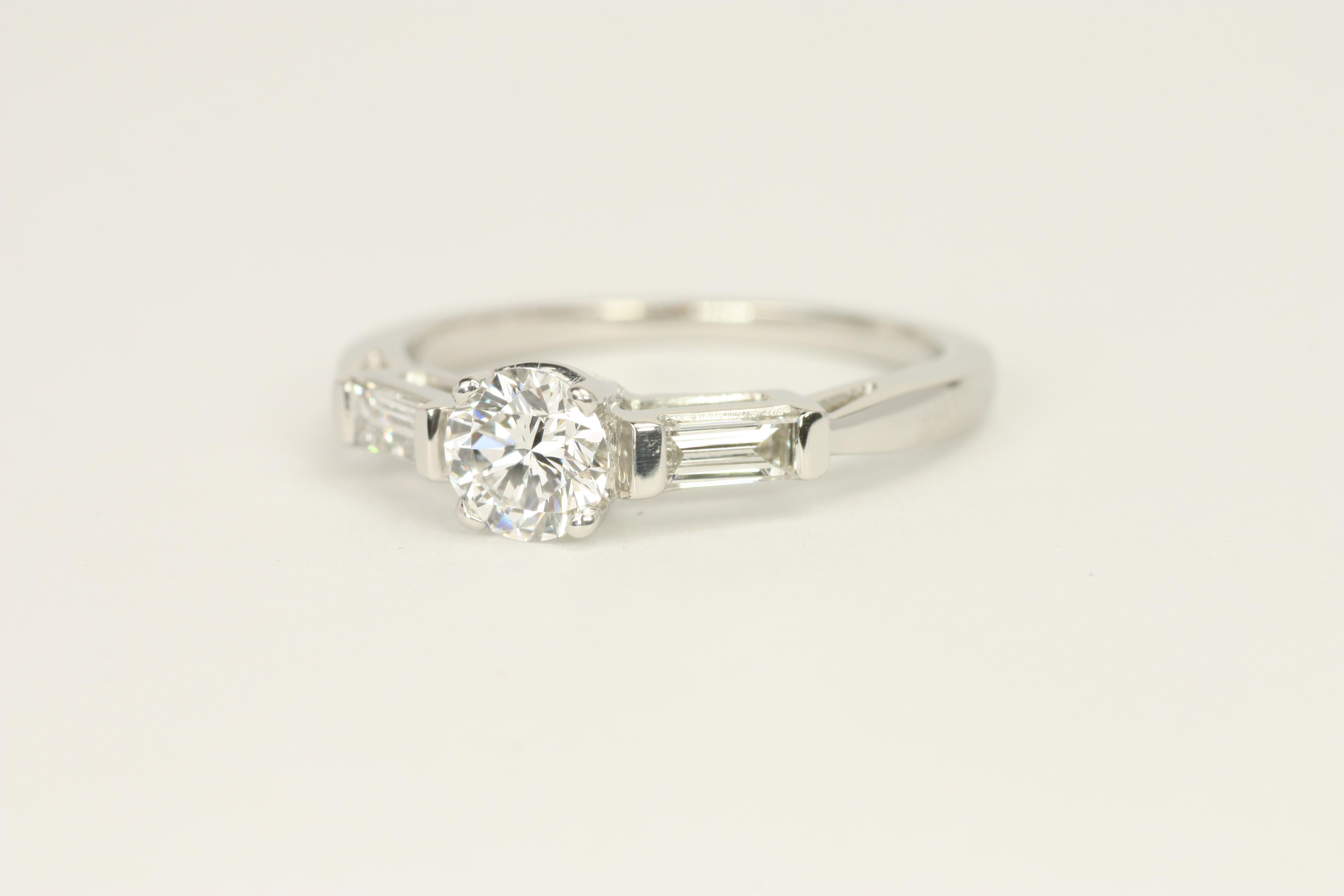 Anillo de compromiso de 3 piedras en platino con diamantes redondos y baguette de 0,77 quilates en total en venta 1