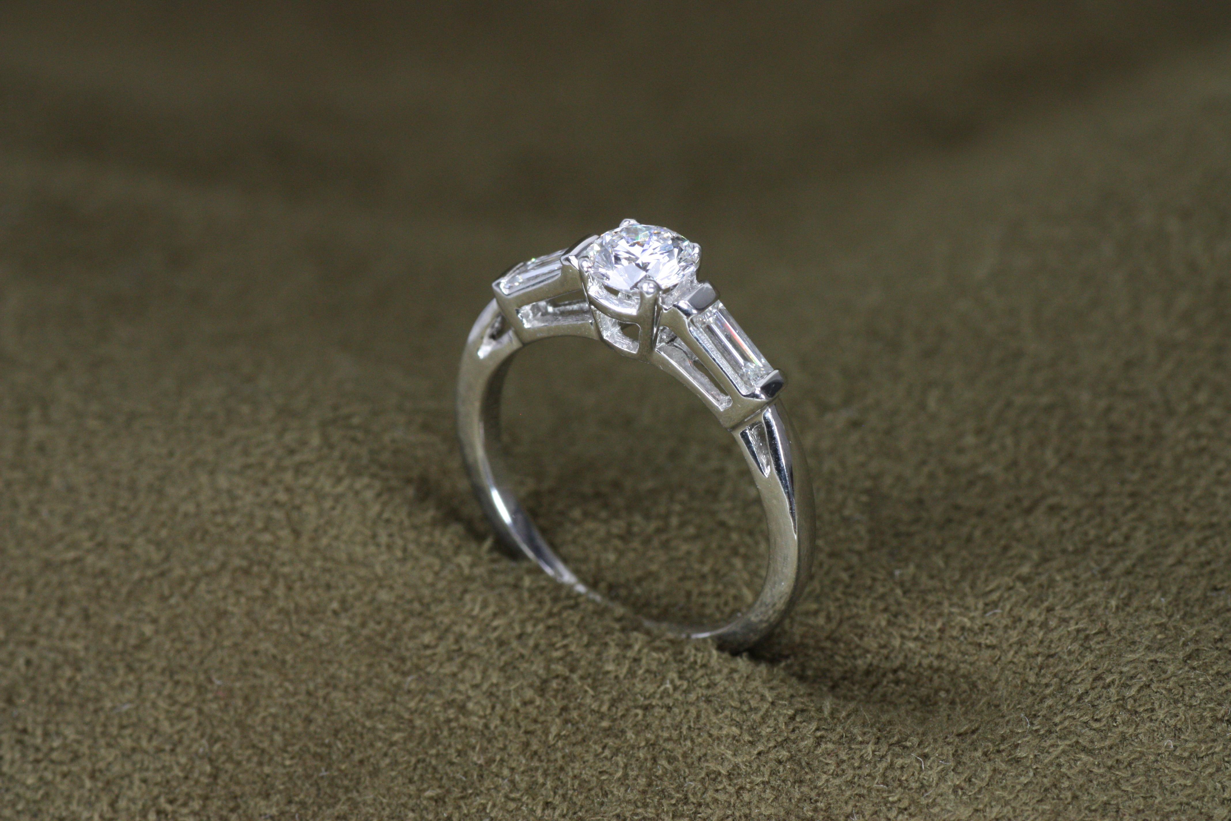 Anillo de compromiso de 3 piedras en platino con diamantes redondos y baguette de 0,77 quilates en total Contemporáneo en venta