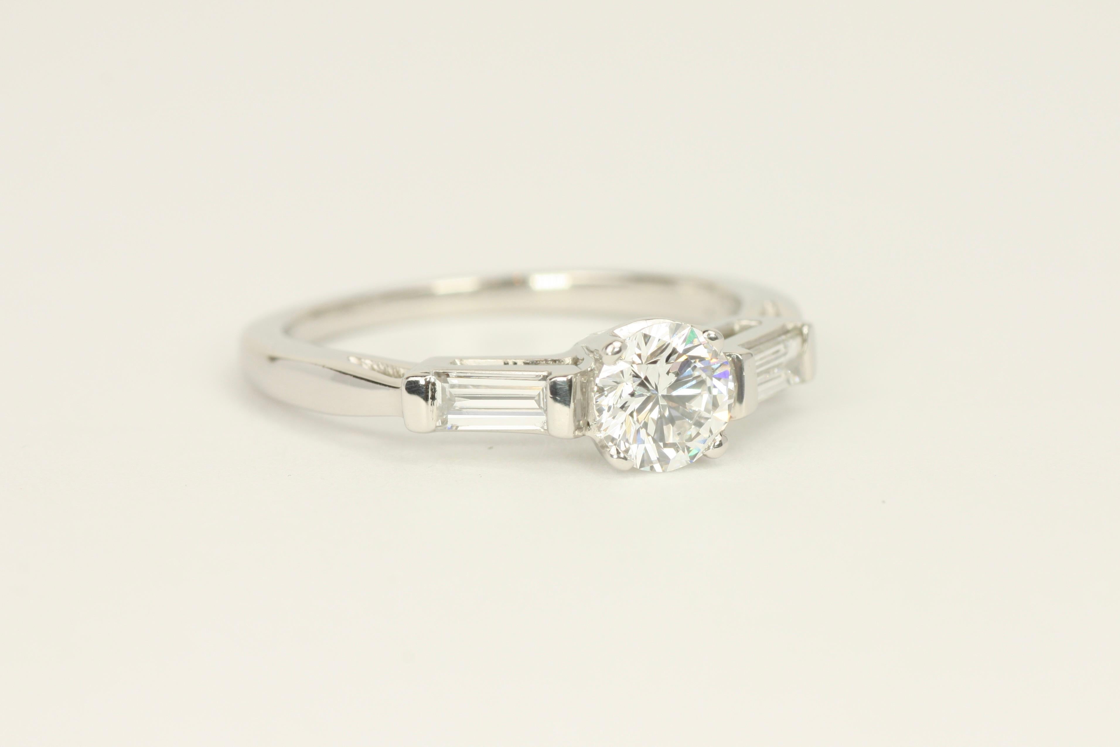 Anillo de compromiso de 3 piedras en platino con diamantes redondos y baguette de 0,77 quilates en total en venta 2