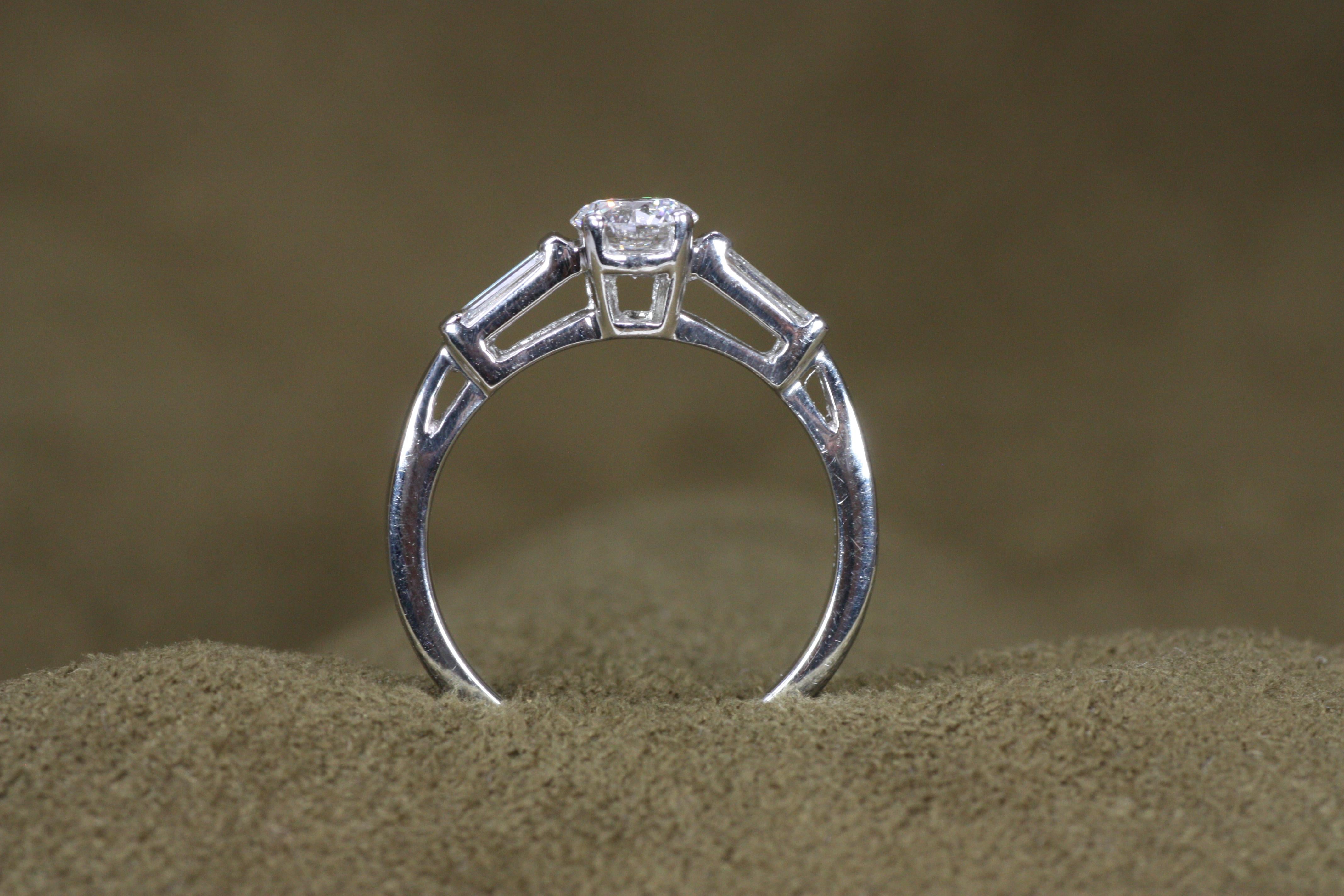 Anillo de compromiso de 3 piedras en platino con diamantes redondos y baguette de 0,77 quilates en total Corte redondo en venta
