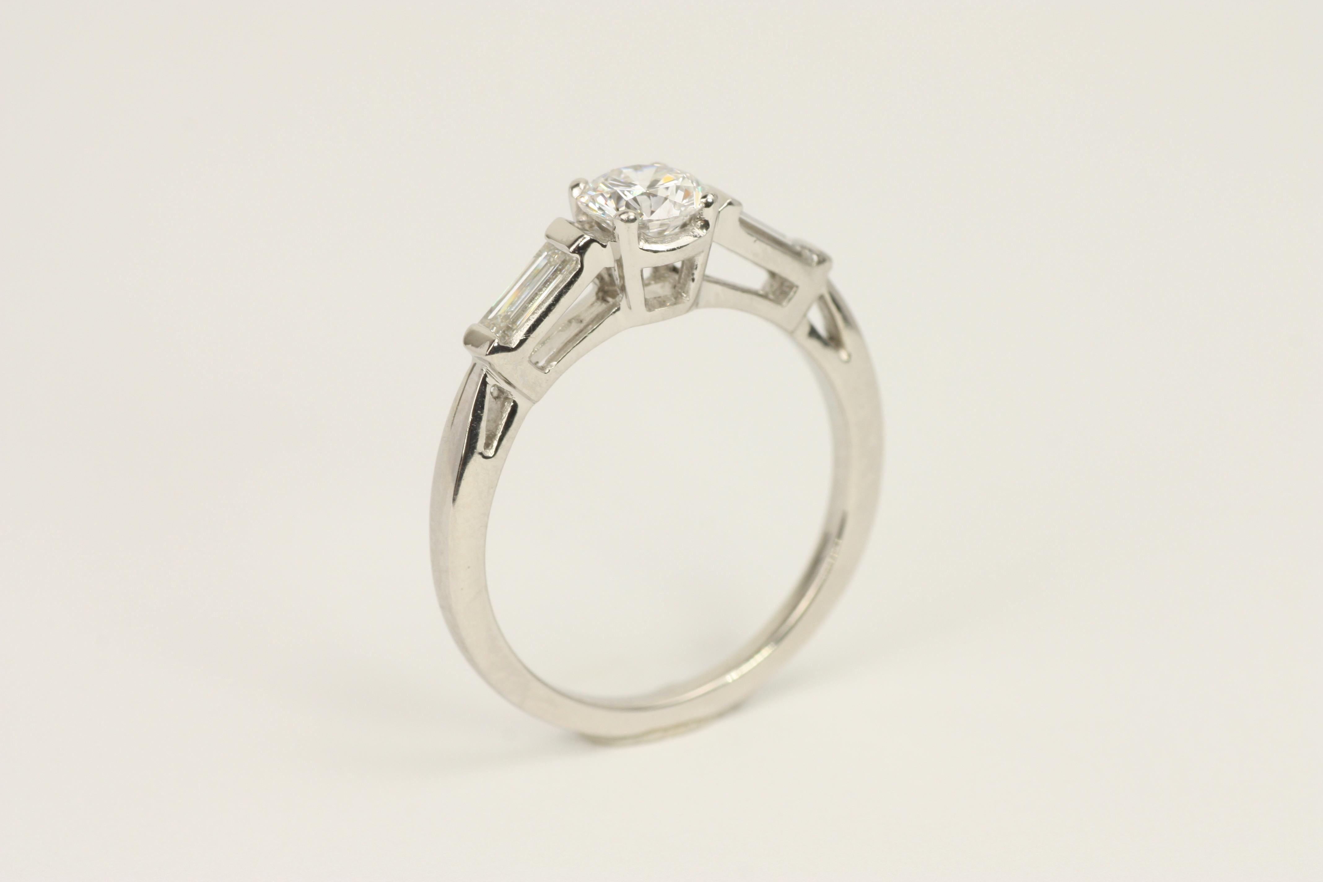 Anillo de compromiso de 3 piedras en platino con diamantes redondos y baguette de 0,77 quilates en total en venta 3
