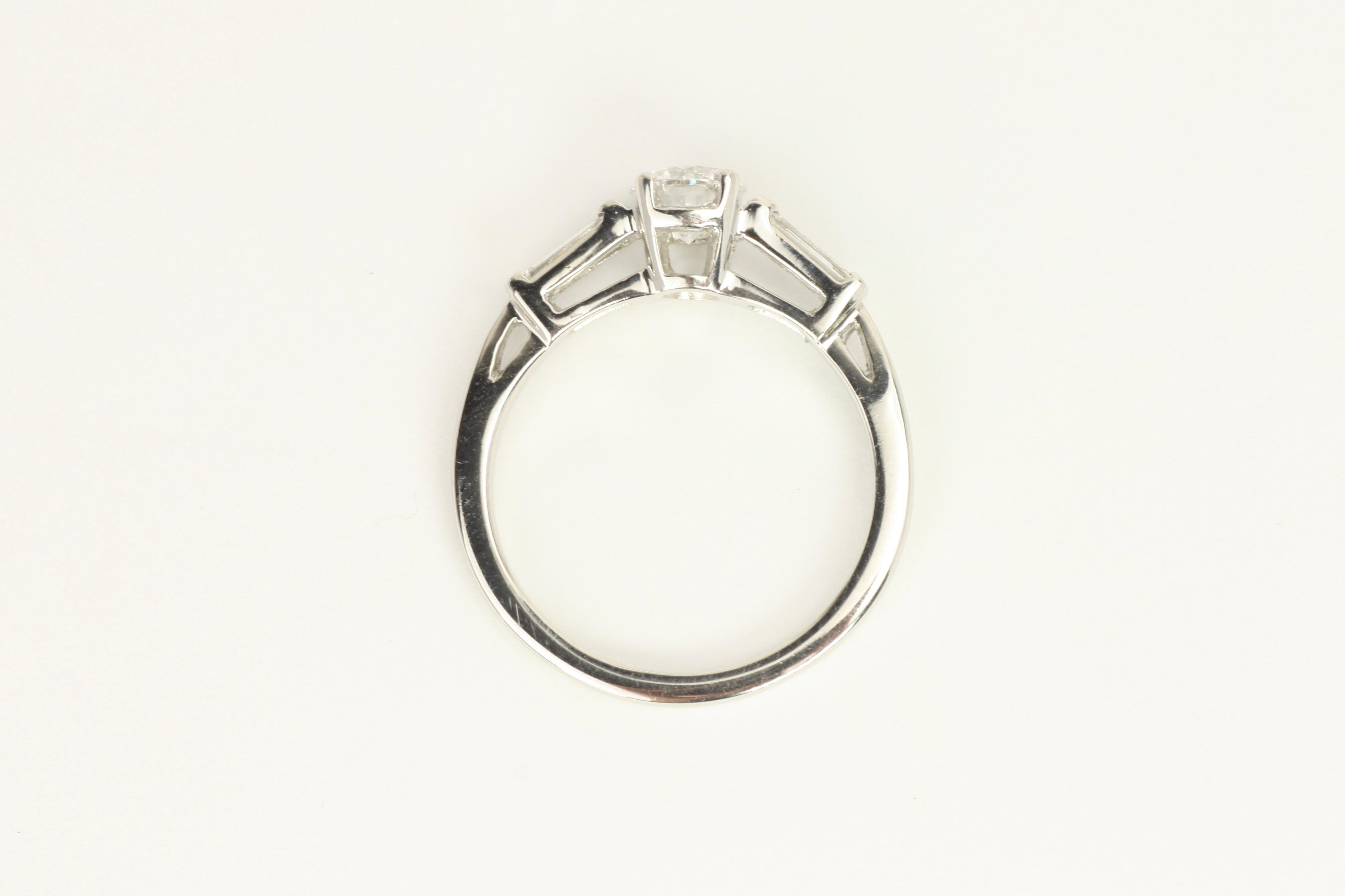 Anillo de compromiso de 3 piedras en platino con diamantes redondos y baguette de 0,77 quilates en total en venta 4