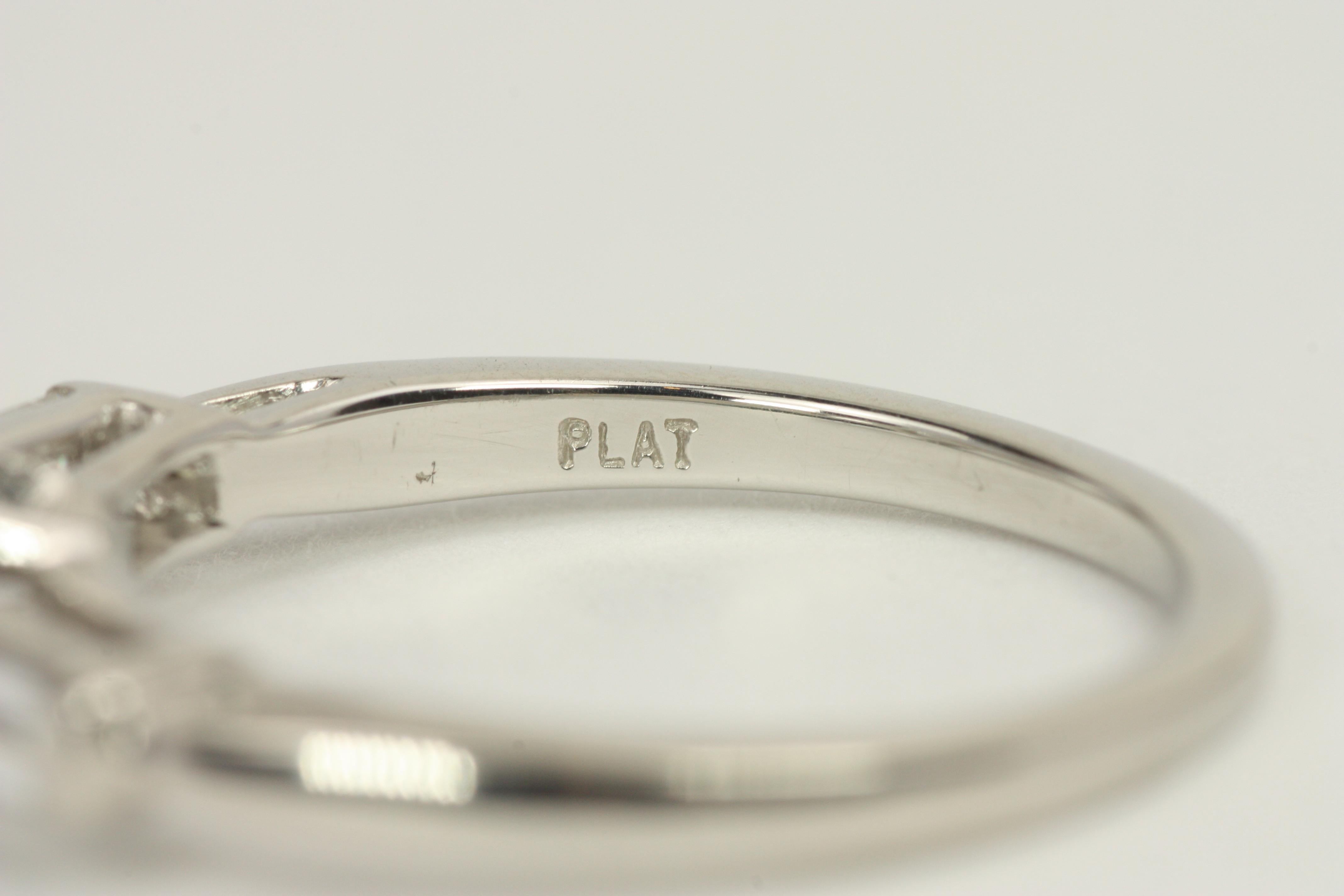 Anillo de compromiso de 3 piedras en platino con diamantes redondos y baguette de 0,77 quilates en total en venta 5