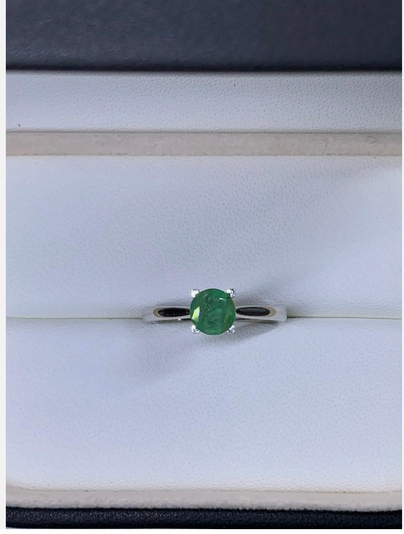 0.77ct Esmeralda Colombiana Anillo de Compromiso Solitario en Oro Blanco de 18k
Esmeralda verde colombiana natural redonda con inclusiones marrones, peso total 0,77ct
Anillo de compromiso solitario con esmeralda verde redonda en oro blanco de