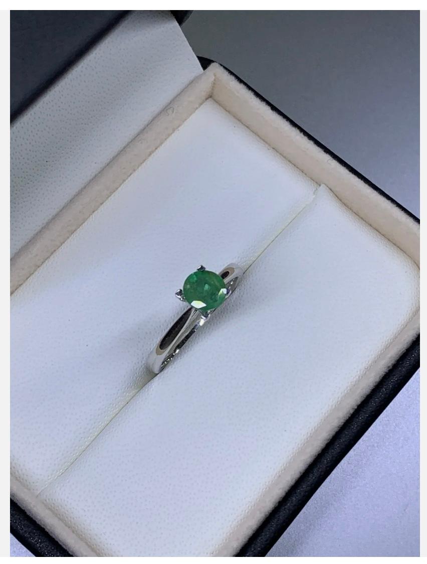 0.77ct Colombian Emerald Solitaire Engagement Ring In 18k White Gold In New Condition For Sale In London, GB