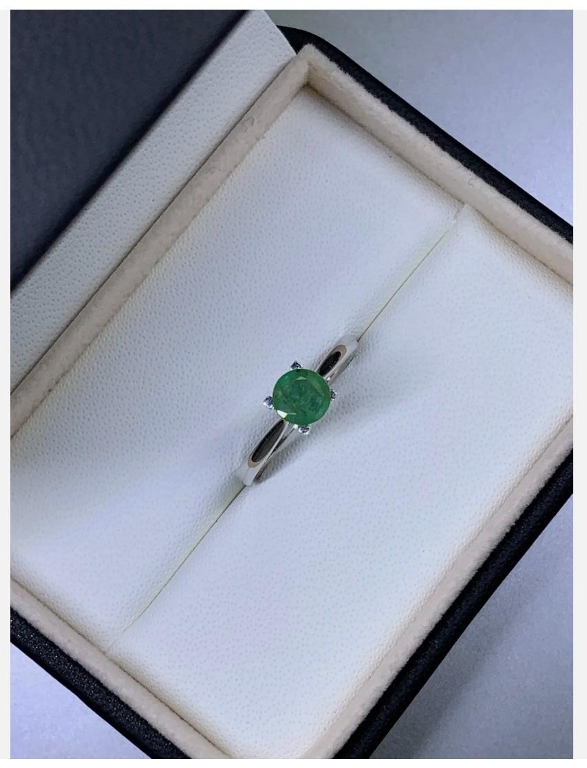 Women's 0.77ct Colombian Emerald Solitaire Engagement Ring In 18k White Gold For Sale