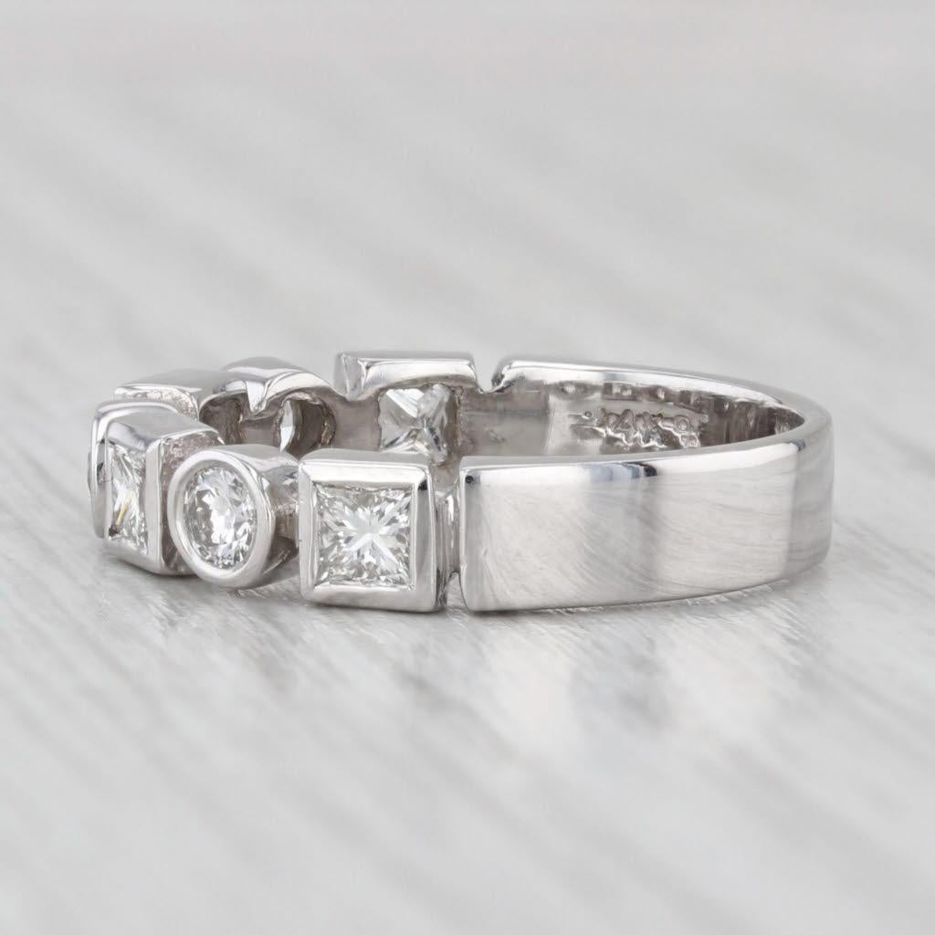 Información sobre la gema:
- Diamantes naturales -
Quilates totales - 0,29ctw
Talla - Redonda brillante
Color - I - K
Claridad - VS2

- Diamantes naturales -
Quilates totales - 0,48ctw
Talla - Princesa Brillante
Color - G - H
Claridad - VS2

Metal: