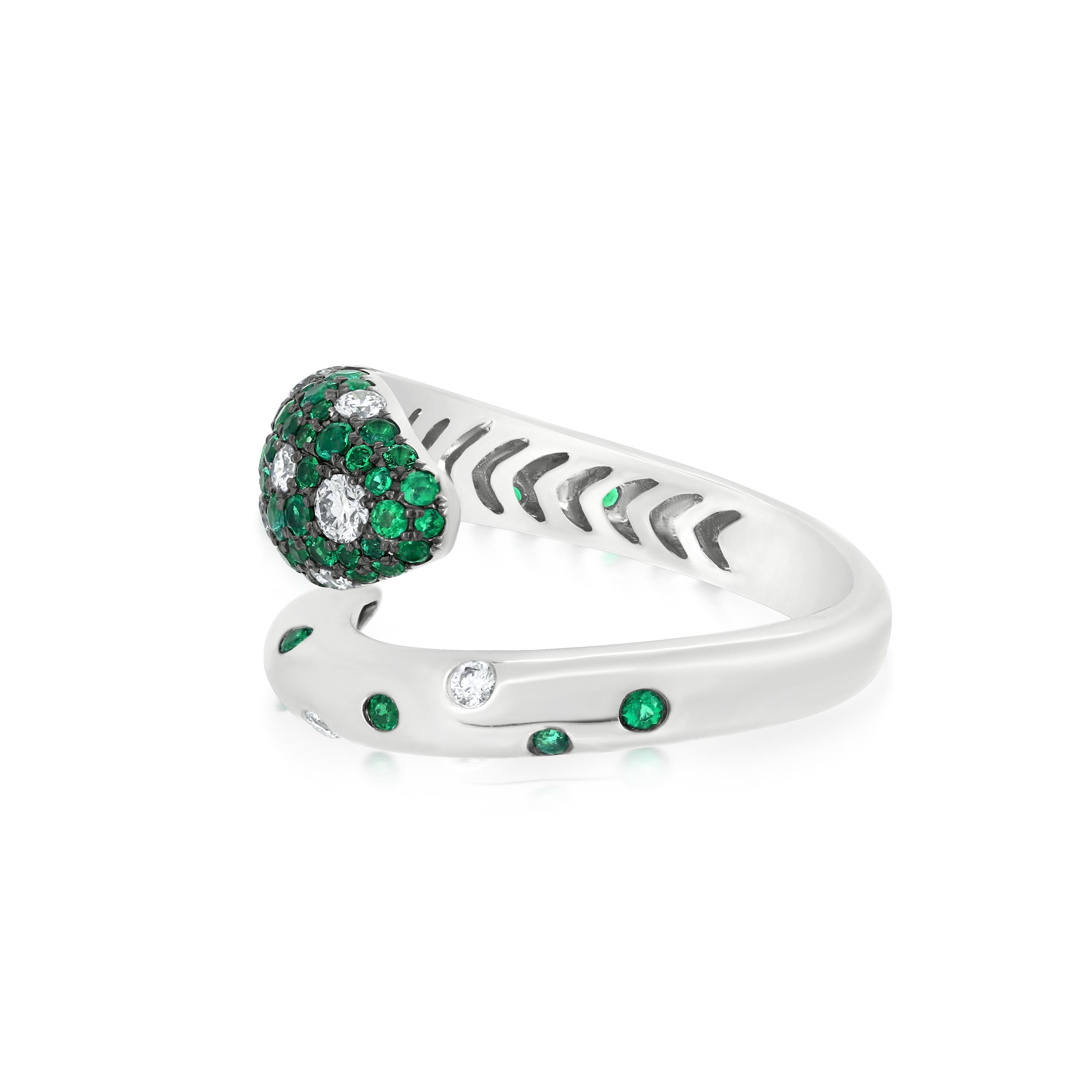 Embrassez l'allure captivante de cette bague serpent saisissante, méticuleusement réalisée en or blanc 18 carats. Cette pièce unique et élégante présente un gracieux motif enroulé, incarnant le symbolisme intemporel de la transformation et du