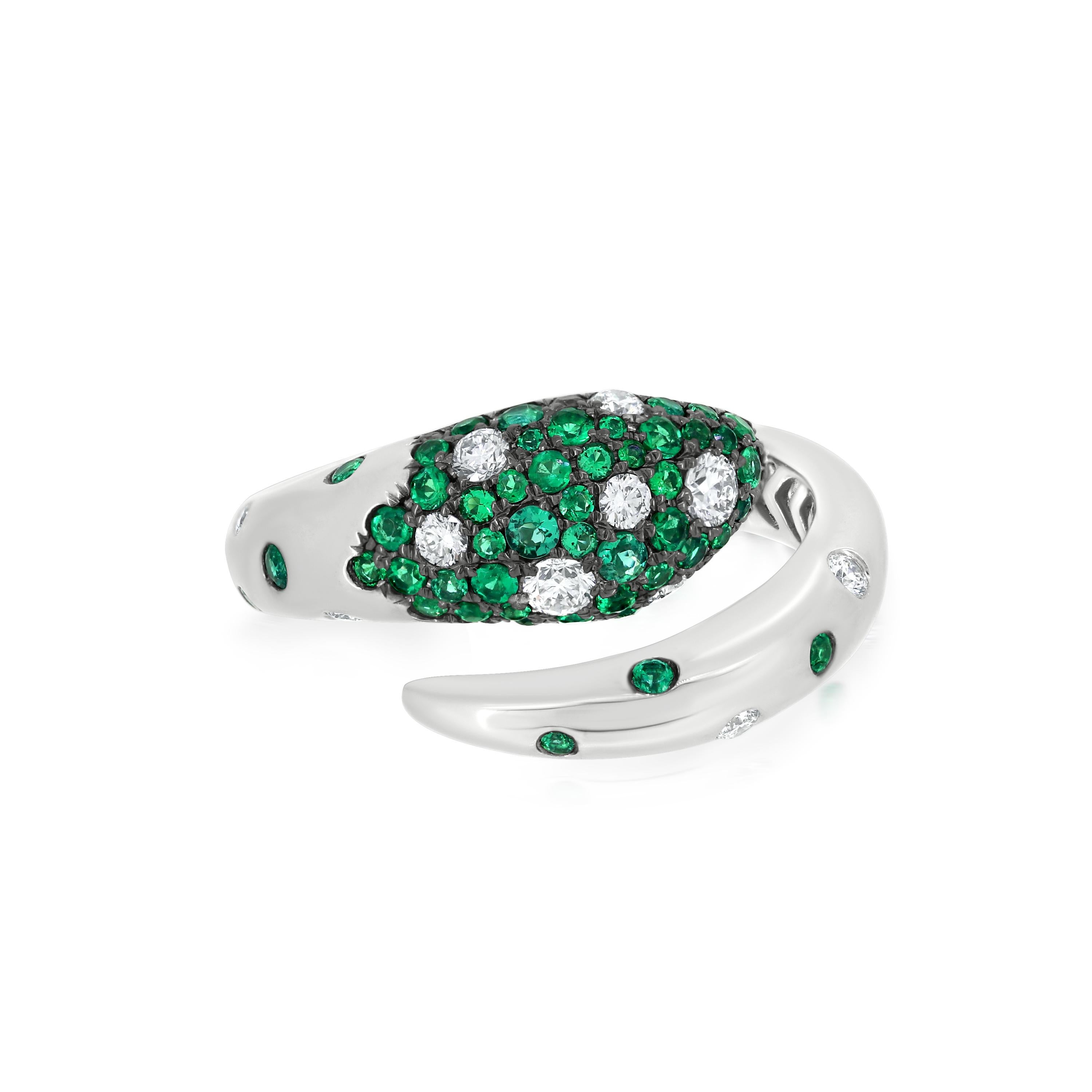 Contemporain 0,77 Ctw. Bague serpent en or blanc 18 carats avec émeraudes et diamants VS, taille 7 en vente