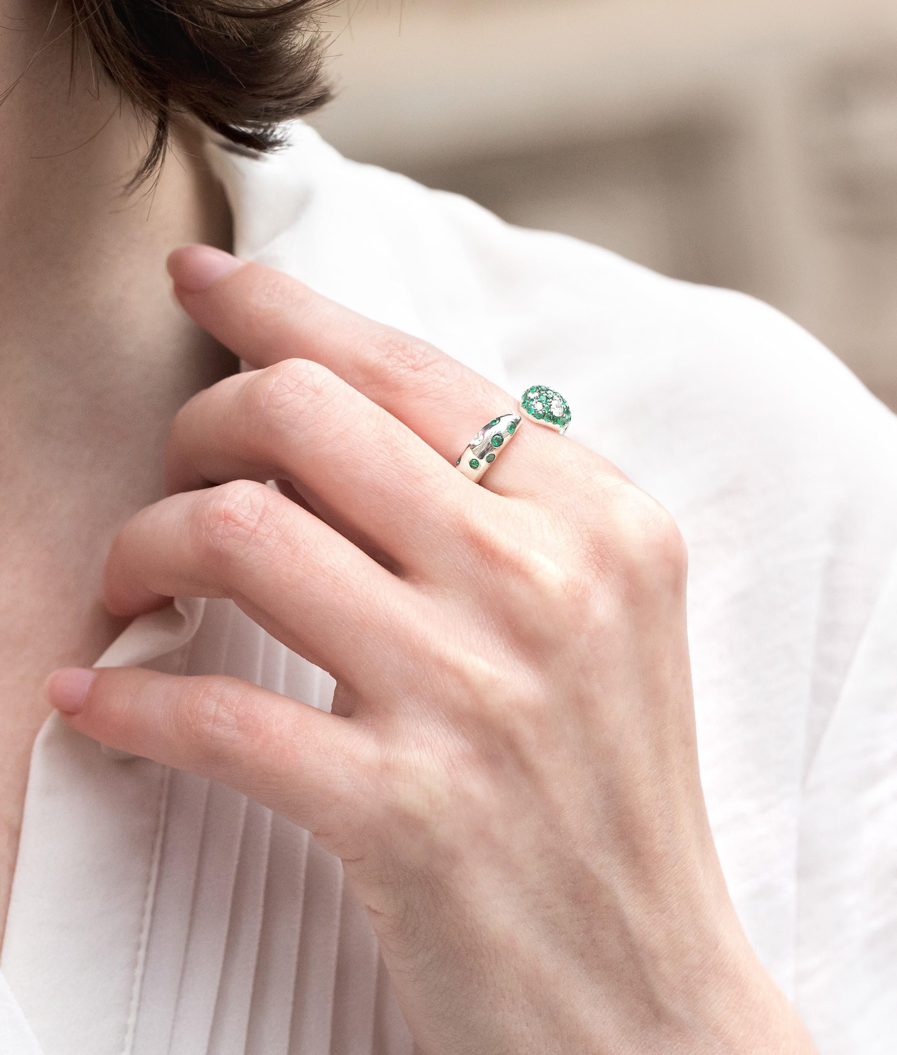 Taille ronde 0,77 Ctw. Bague serpent en or blanc 18 carats avec émeraudes et diamants VS, taille 7 en vente