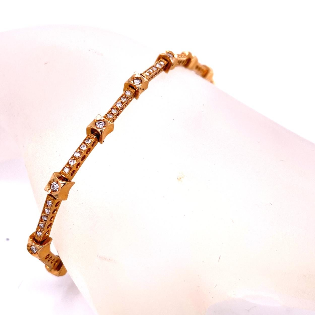 Dieses Diamantarmband besteht aus 13 Gliedern, die sich aus 14 mit 1,6 mm großen runden Brillanten besetzten Lünetten und 13 mit 65 1 mm großen runden Brillanten besetzten Pave-Stegen zusammensetzen. Das Armband ist aus 14 Karat Gelbgold gefertigt,