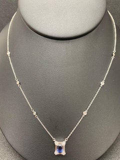 Collier pendentif en or blanc 14 carats avec saphir taille émeraude de 0,78 carat et diamants