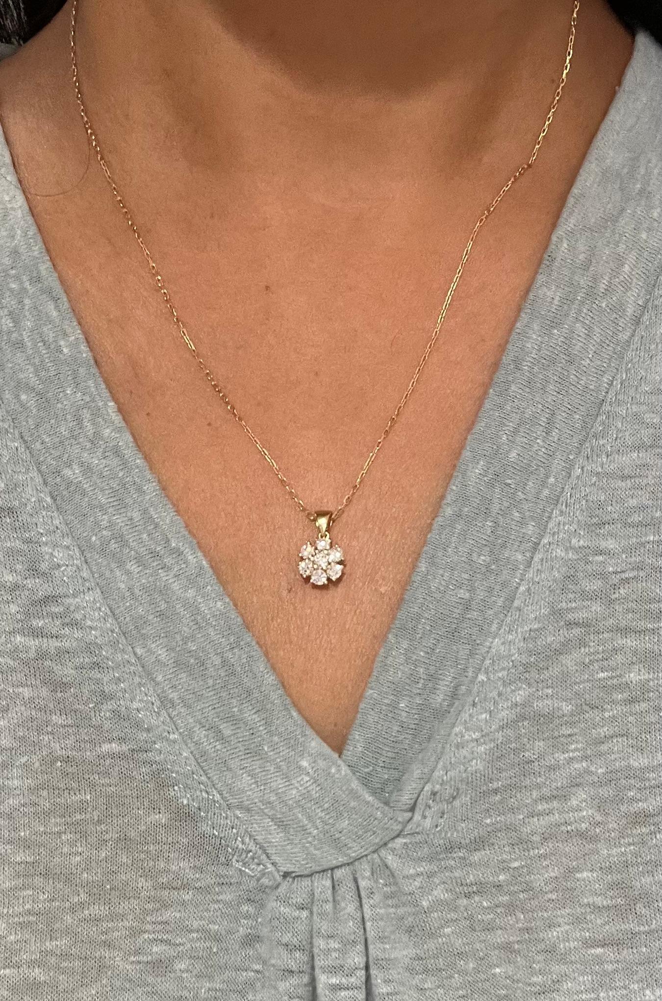 Collier pendentif Floret en or jaune avec diamant naturel de 0,78 carat Pour femmes en vente