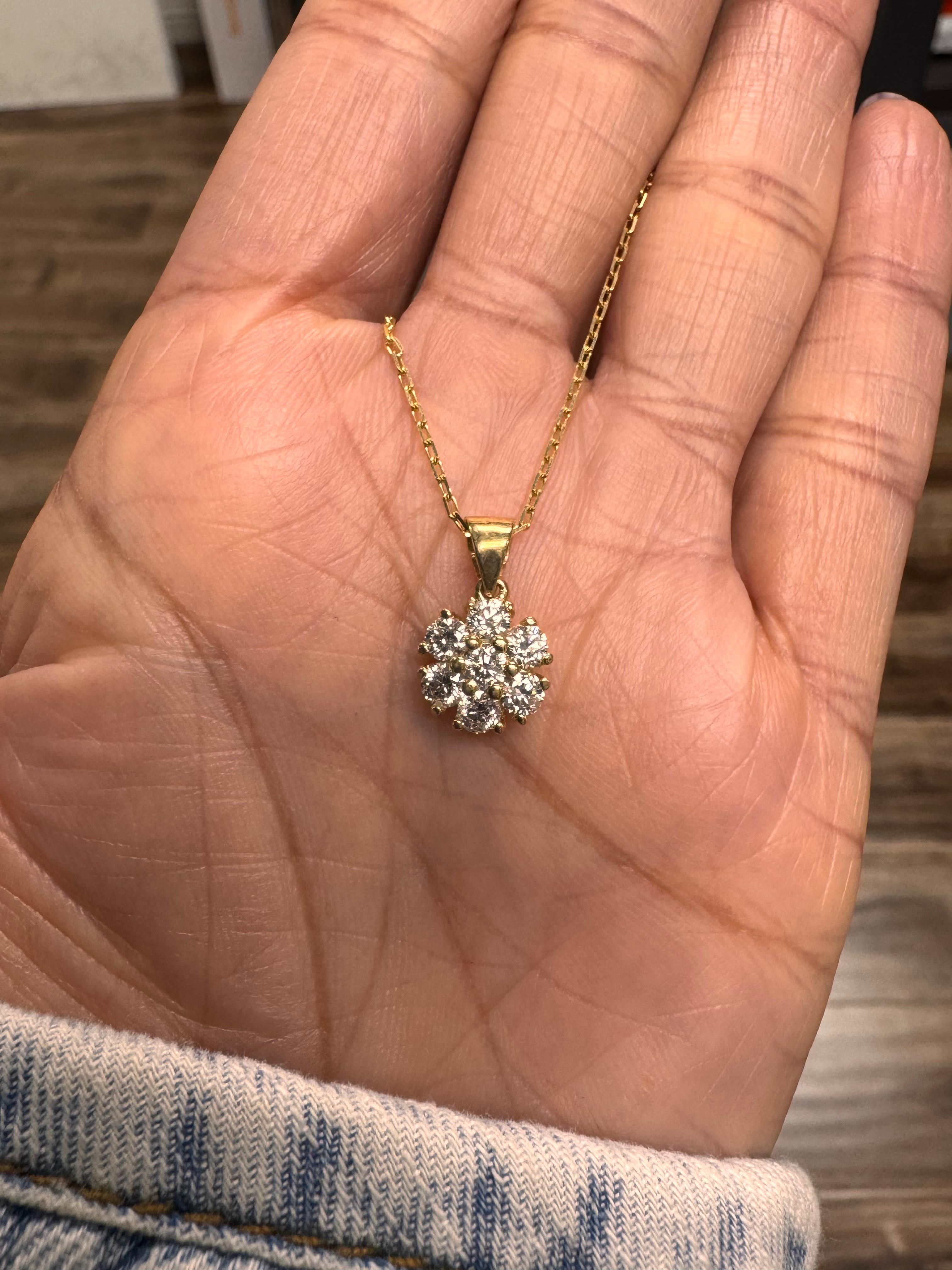Collier pendentif Floret en or jaune avec diamant naturel de 0,78 carat en vente 1