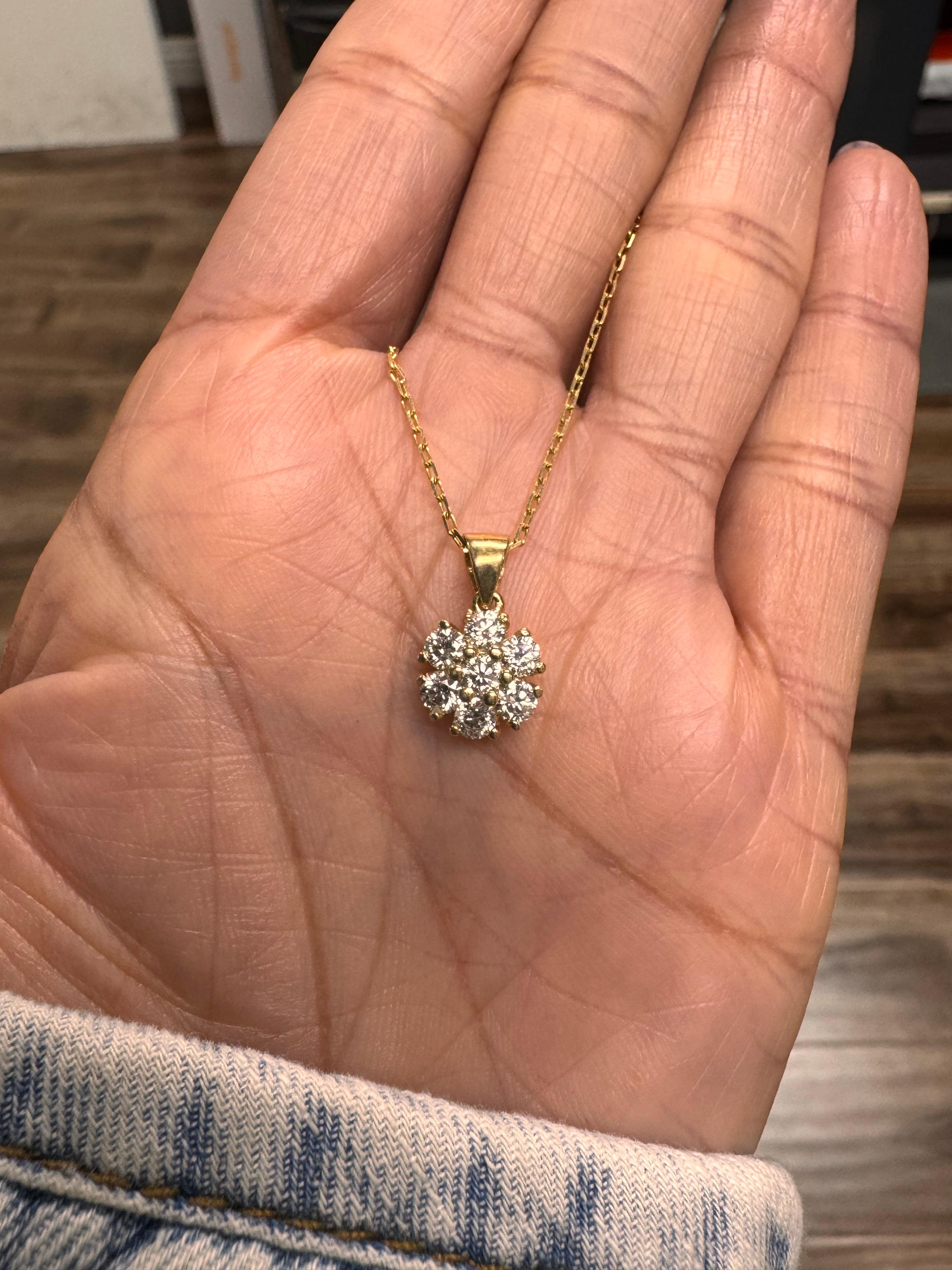 Collier pendentif Floret en or jaune avec diamant naturel de 0,78 carat en vente 2