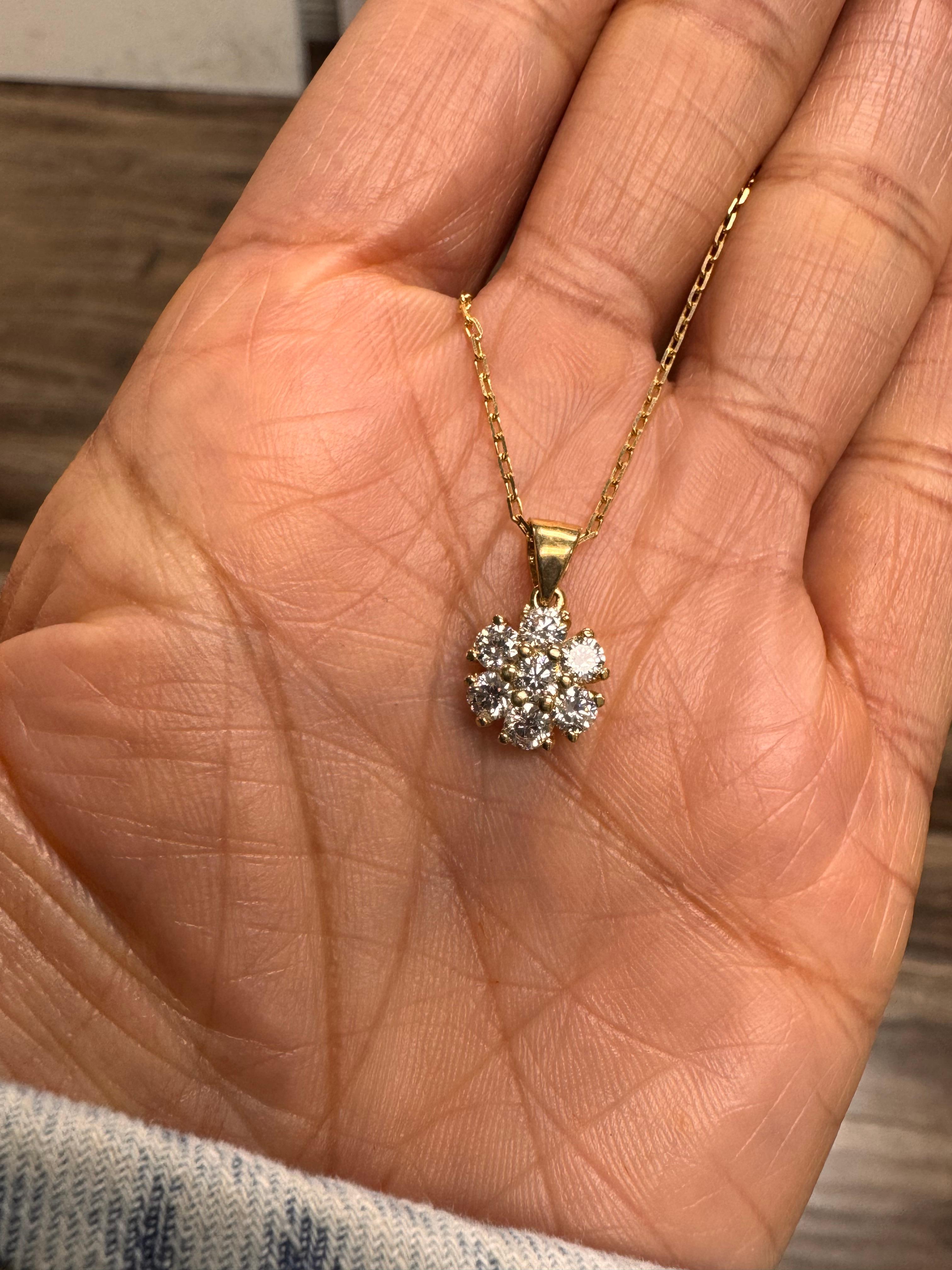 Collier pendentif Floret en or jaune avec diamant naturel de 0,78 carat en vente 3