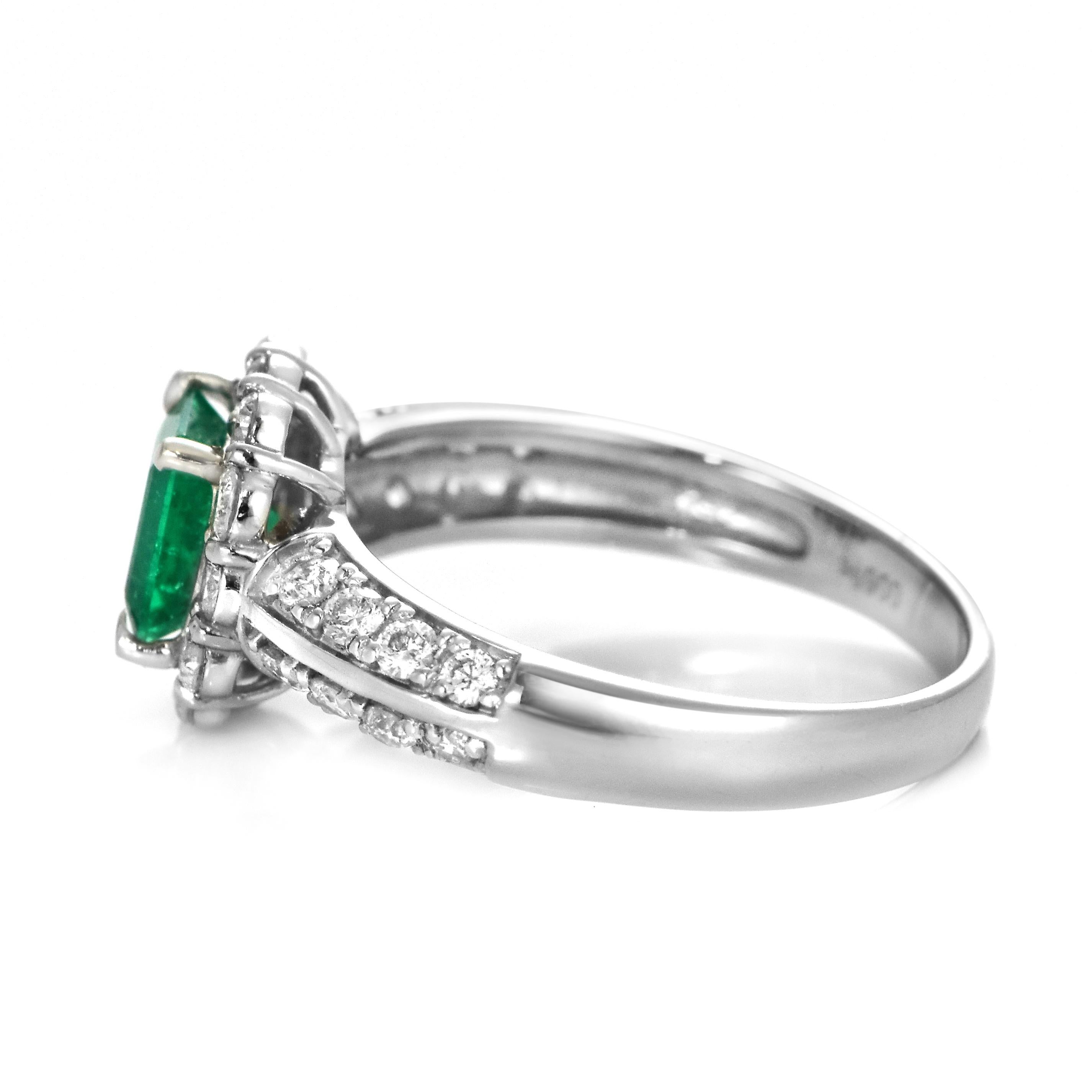 Bague en platine de 0,78 carat d'émeraudes et de diamants naturels d'un vert Vivid Greene & Greene en vente 4