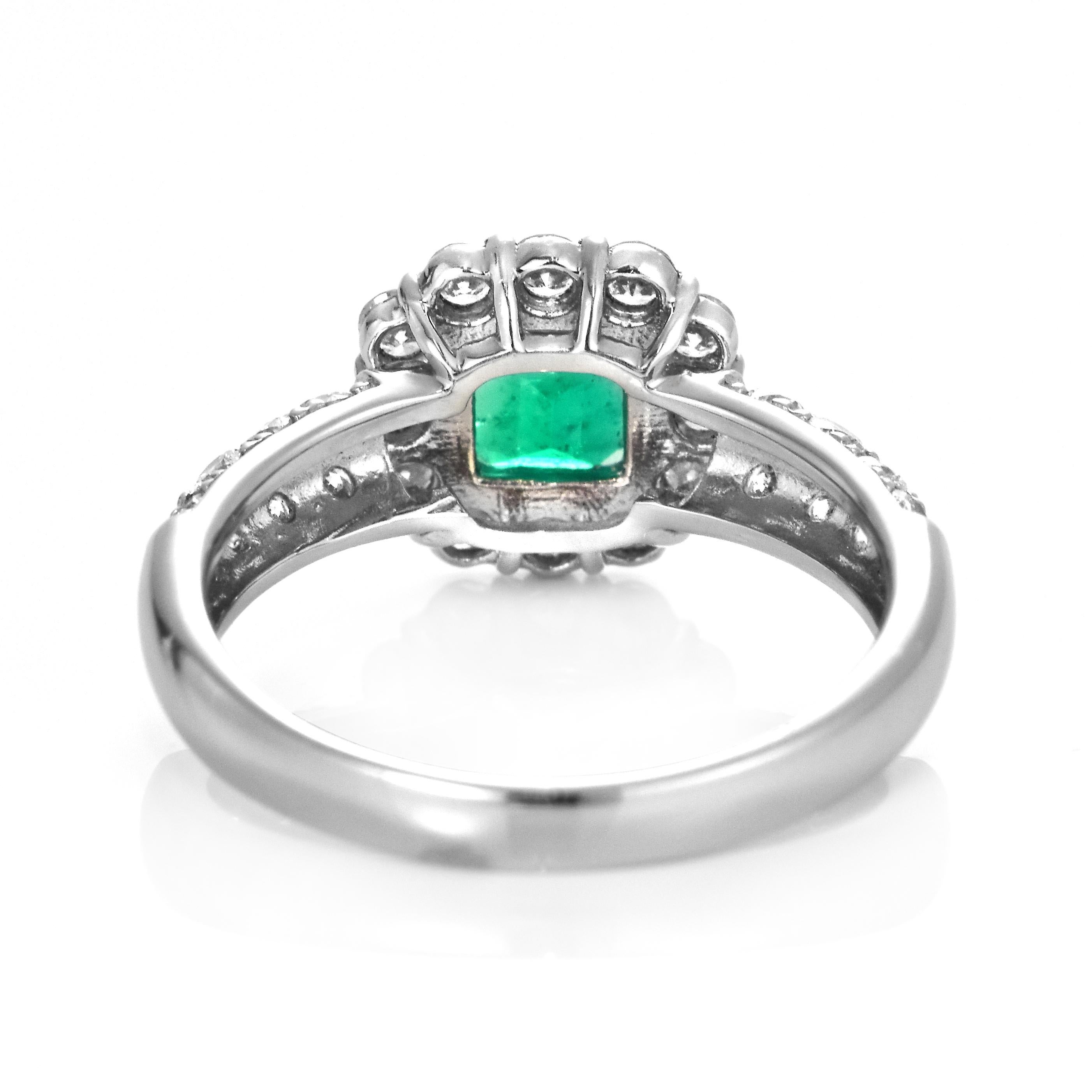 Bague en platine de 0,78 carat d'émeraudes et de diamants naturels d'un vert Vivid Greene & Greene en vente 6