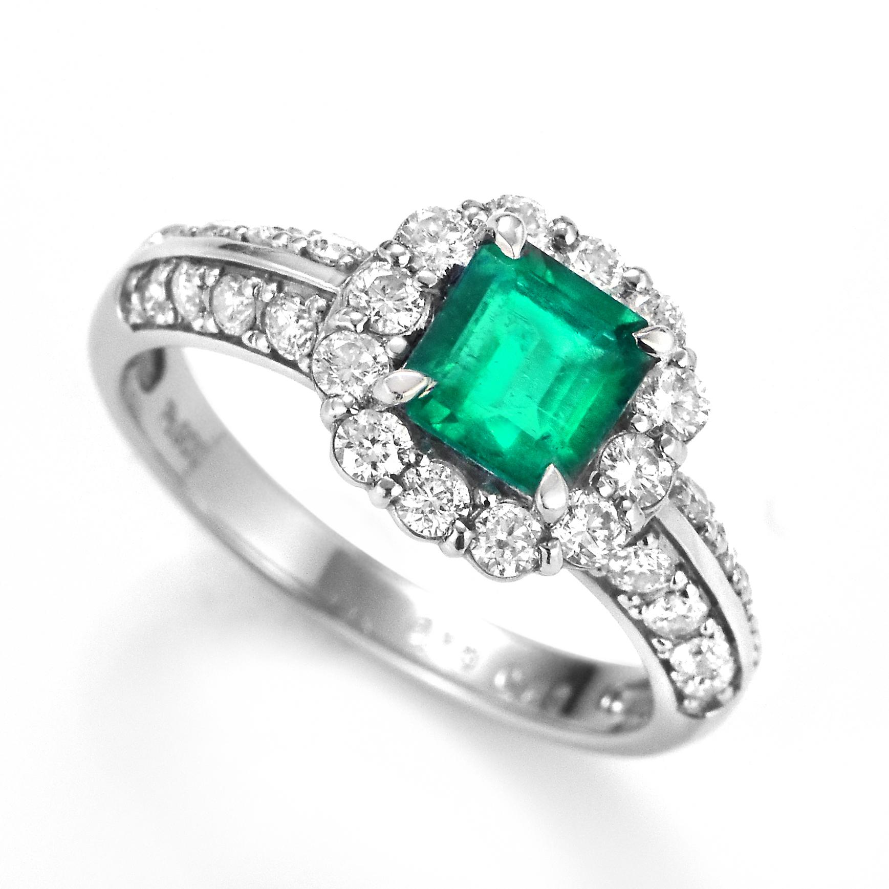 Cette magnifique bague est ornée d'une émeraude naturelle de 0,78 carat et d'accents de diamants de 0,68 carat, le tout serti dans du platine. Les gens admirent le vert de l'émeraude depuis des milliers d'années. Les émeraudes ont toujours été