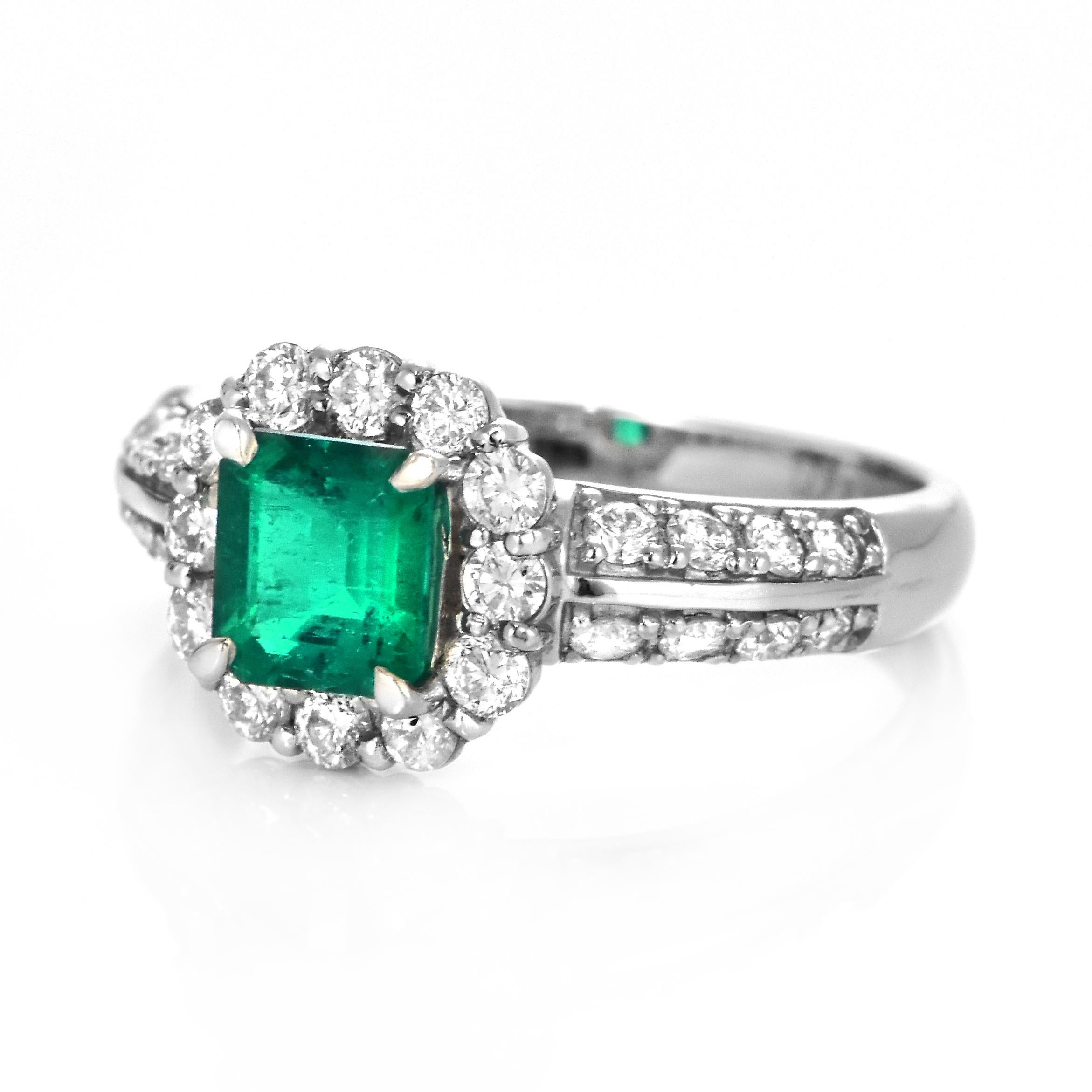 Moderne Bague en platine de 0,78 carat d'émeraudes et de diamants naturels d'un vert Vivid Greene & Greene en vente