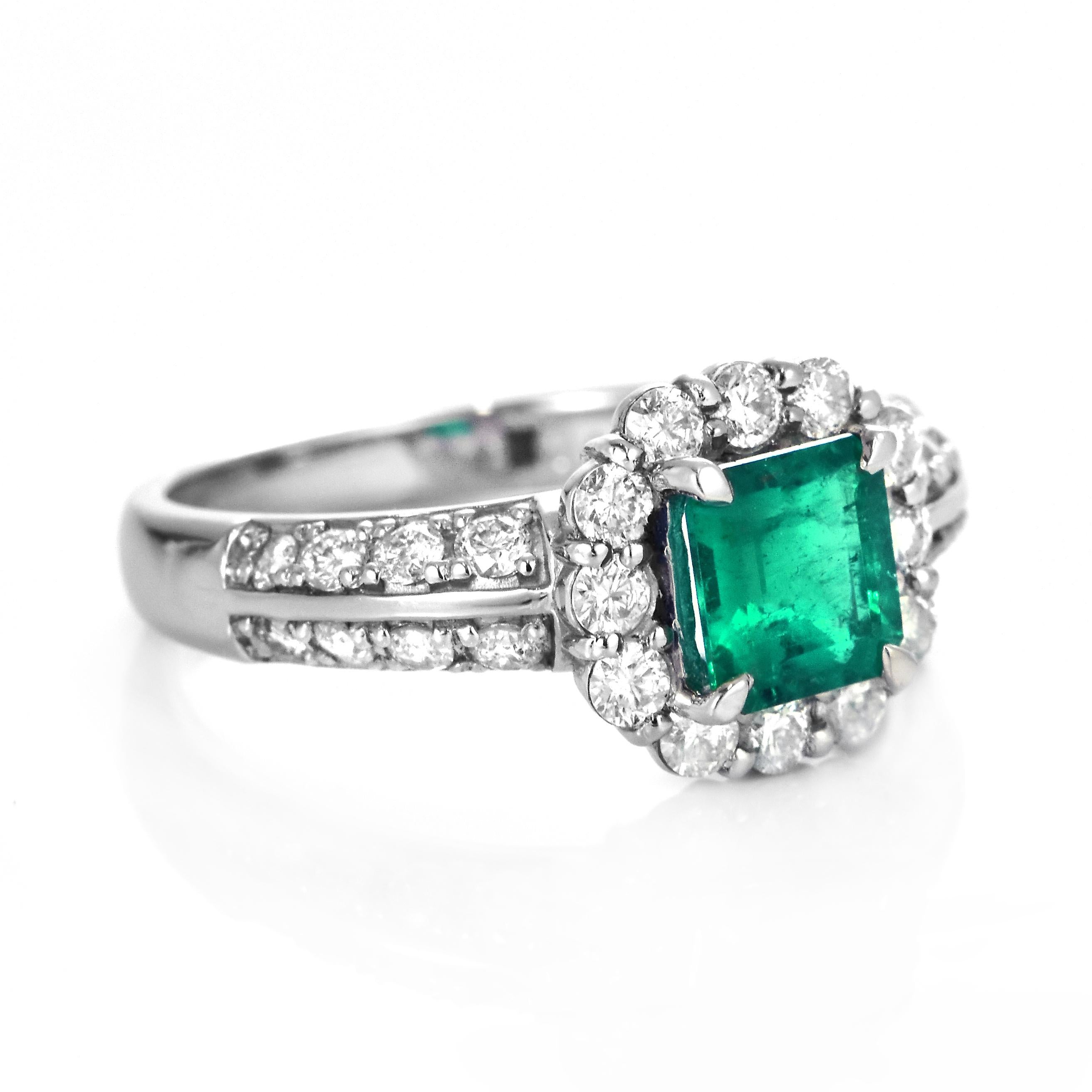 Taille émeraude Bague en platine de 0,78 carat d'émeraudes et de diamants naturels d'un vert Vivid Greene & Greene en vente
