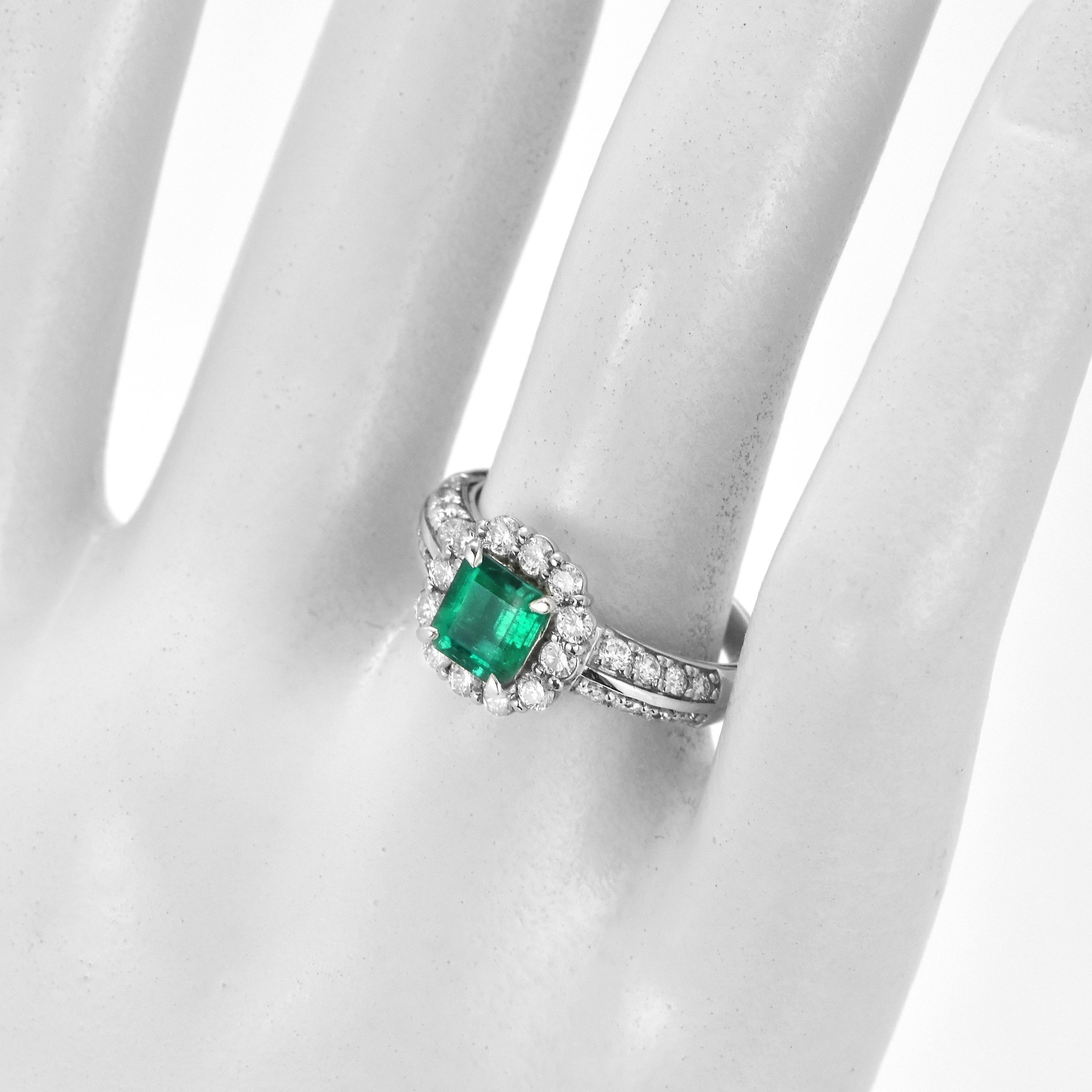 Bague en platine de 0,78 carat d'émeraudes et de diamants naturels d'un vert Vivid Greene & Greene Neuf - En vente à Tokyo, JP