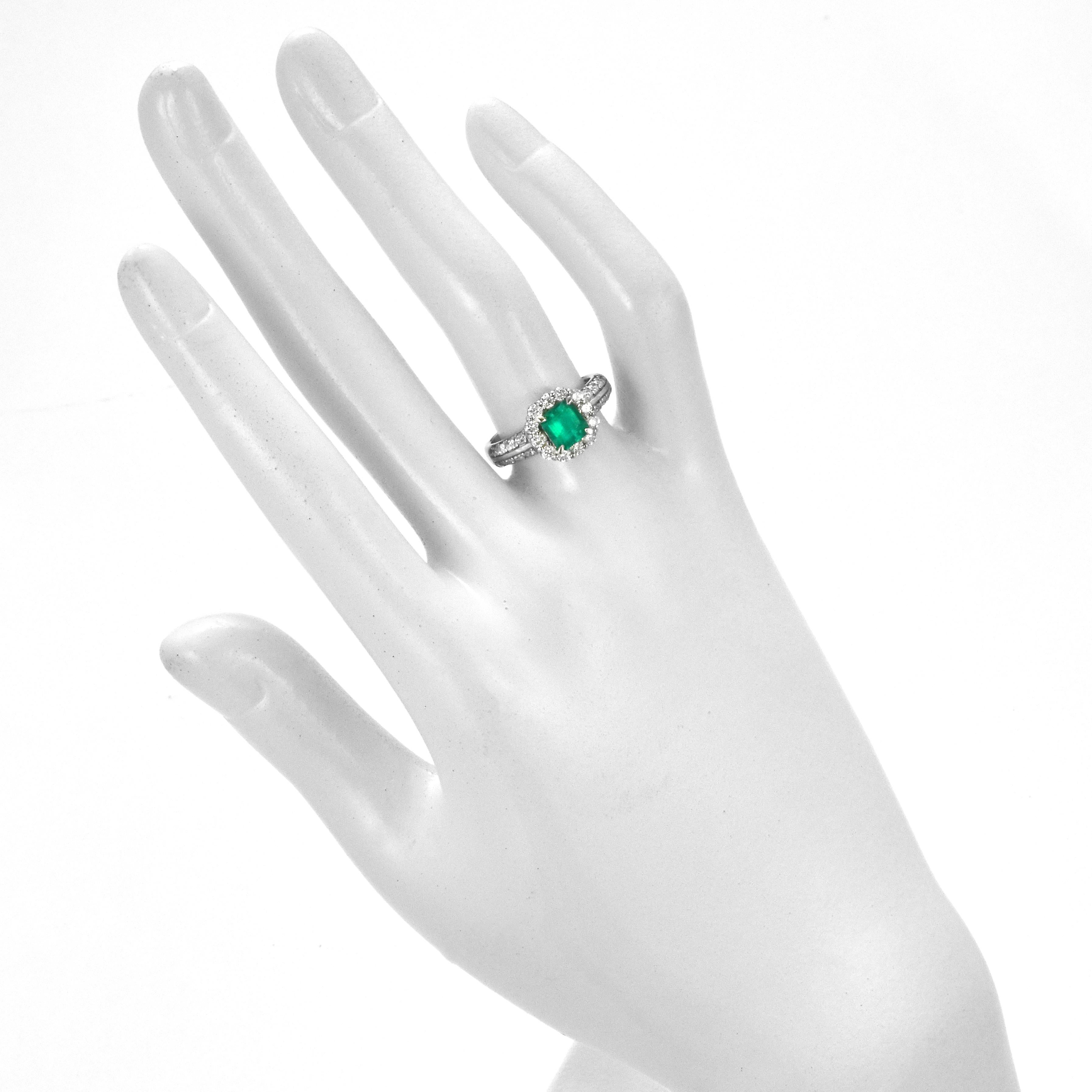 Bague en platine de 0,78 carat d'émeraudes et de diamants naturels d'un vert Vivid Greene & Greene Pour femmes en vente
