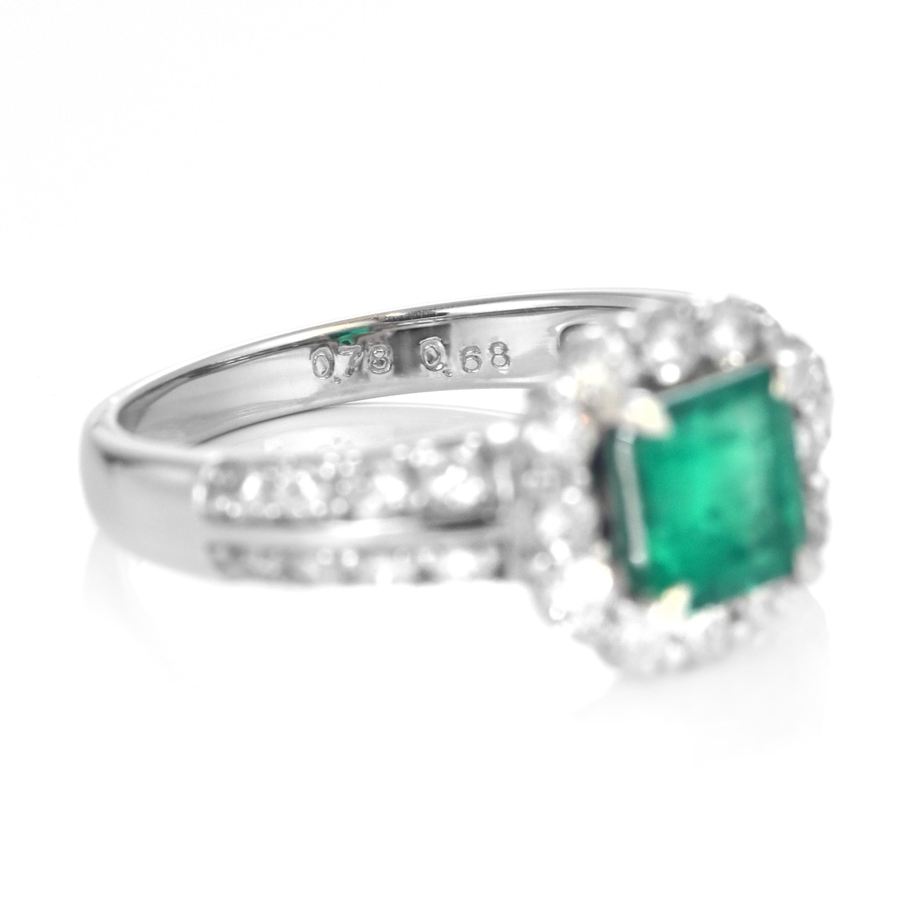 Bague en platine de 0,78 carat d'émeraudes et de diamants naturels d'un vert Vivid Greene & Greene en vente 2