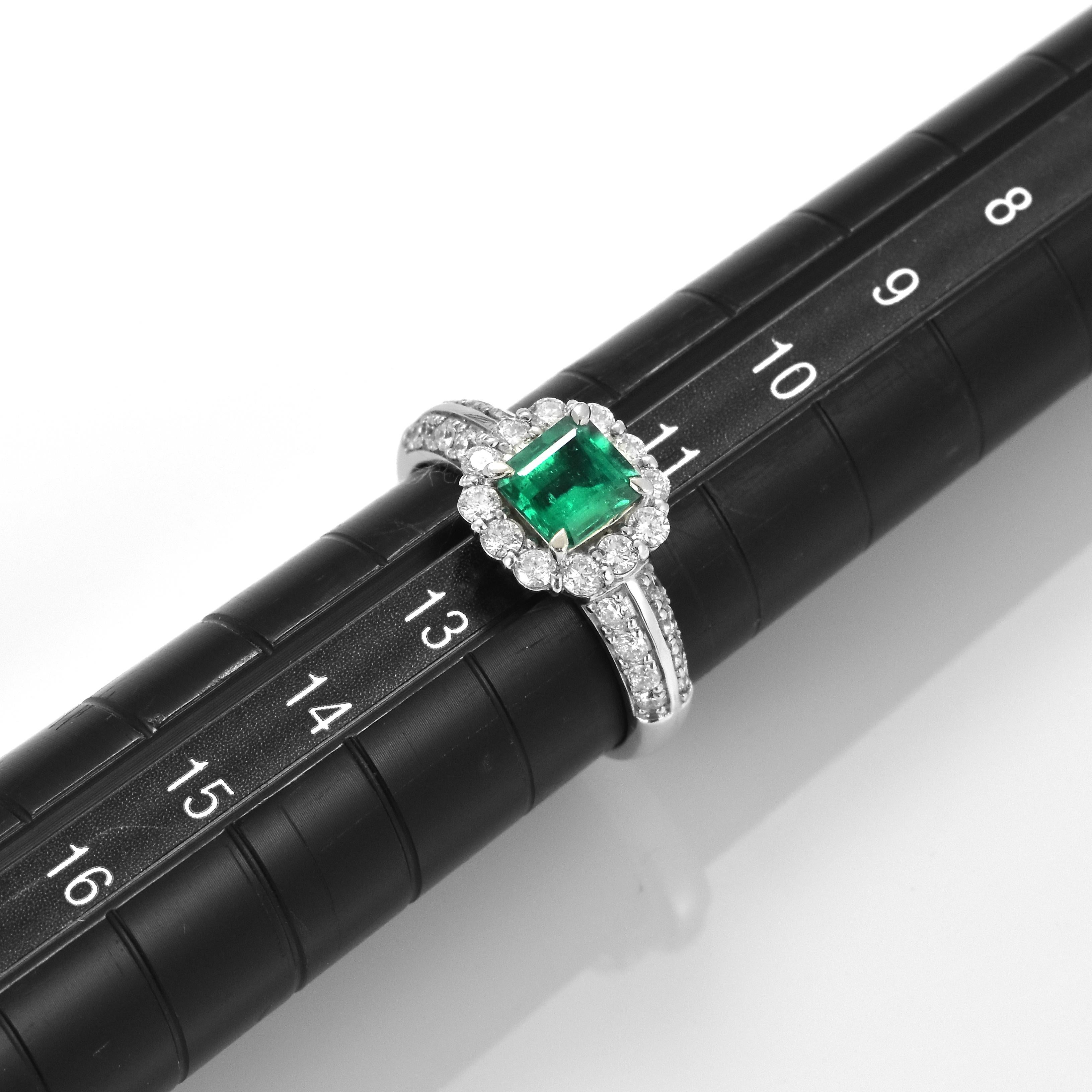 Bague en platine de 0,78 carat d'émeraudes et de diamants naturels d'un vert Vivid Greene & Greene en vente 3