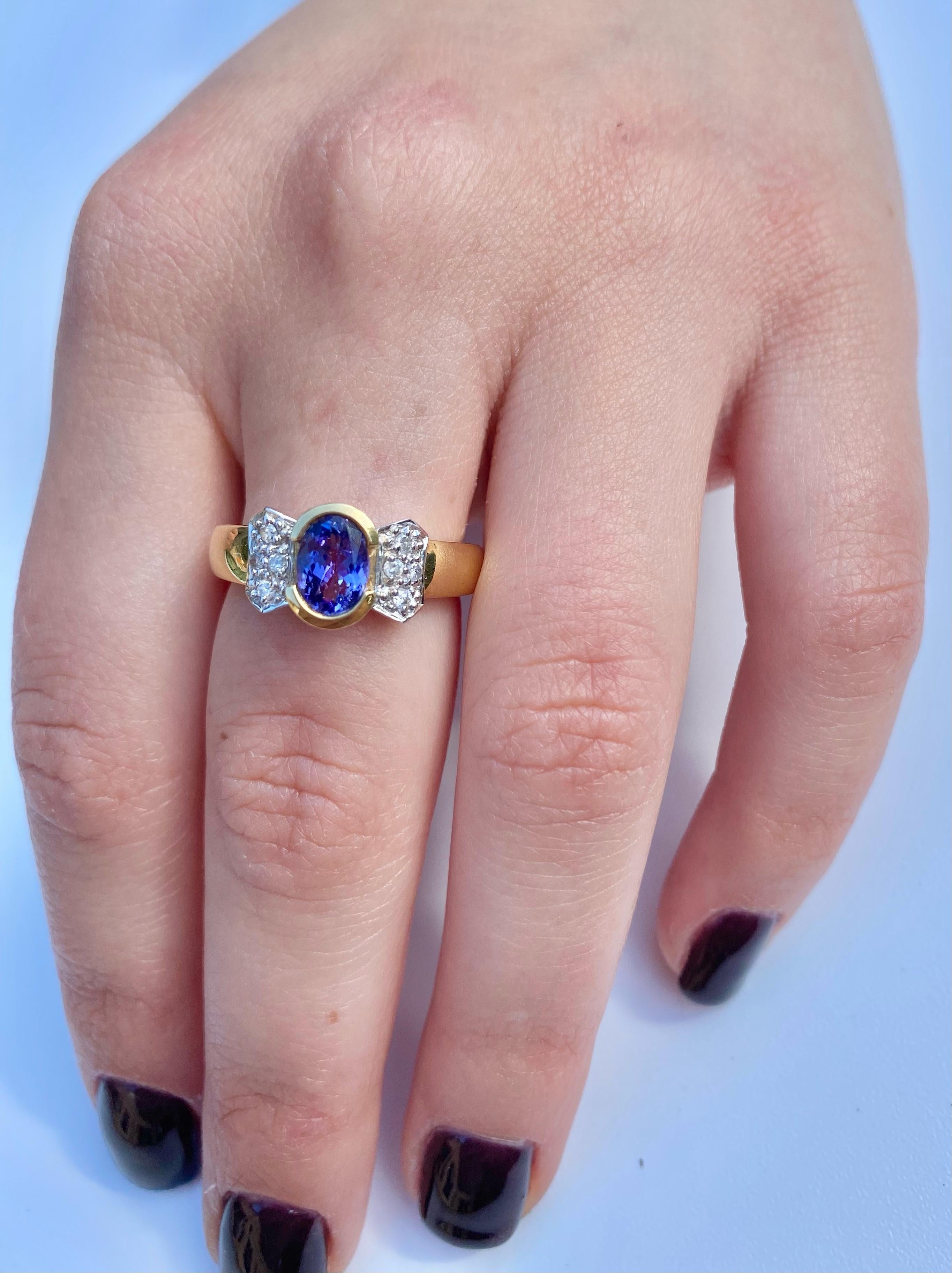 0.78 Carat Oval-Cut Tanzanite, Diamond and 14K Yellow Gold Engagement Ring In New Condition For Sale In Miami, FL