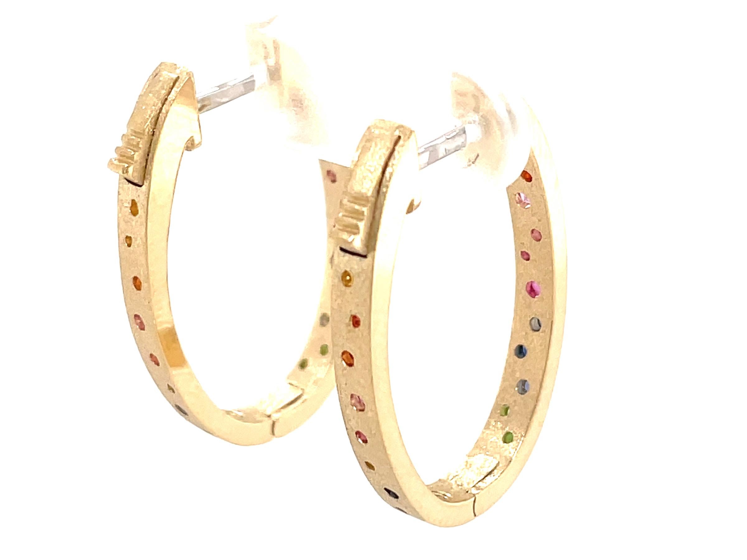 0.78 Carat Rainbow Sapphire and Tsavorite Flush Set Oval Hoop Gold Earrings For Sale 1