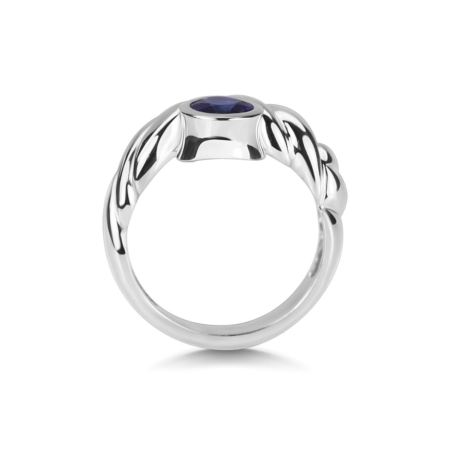 0.78ct Round Blue Sapphire in unique 18k White Gold inverted collet with carved band.

The ring is made to fingersize UK 'M', or US 6 1/2. 
If you wish a different fingersize, please add a note to your purchase and the ring can be sized slightly