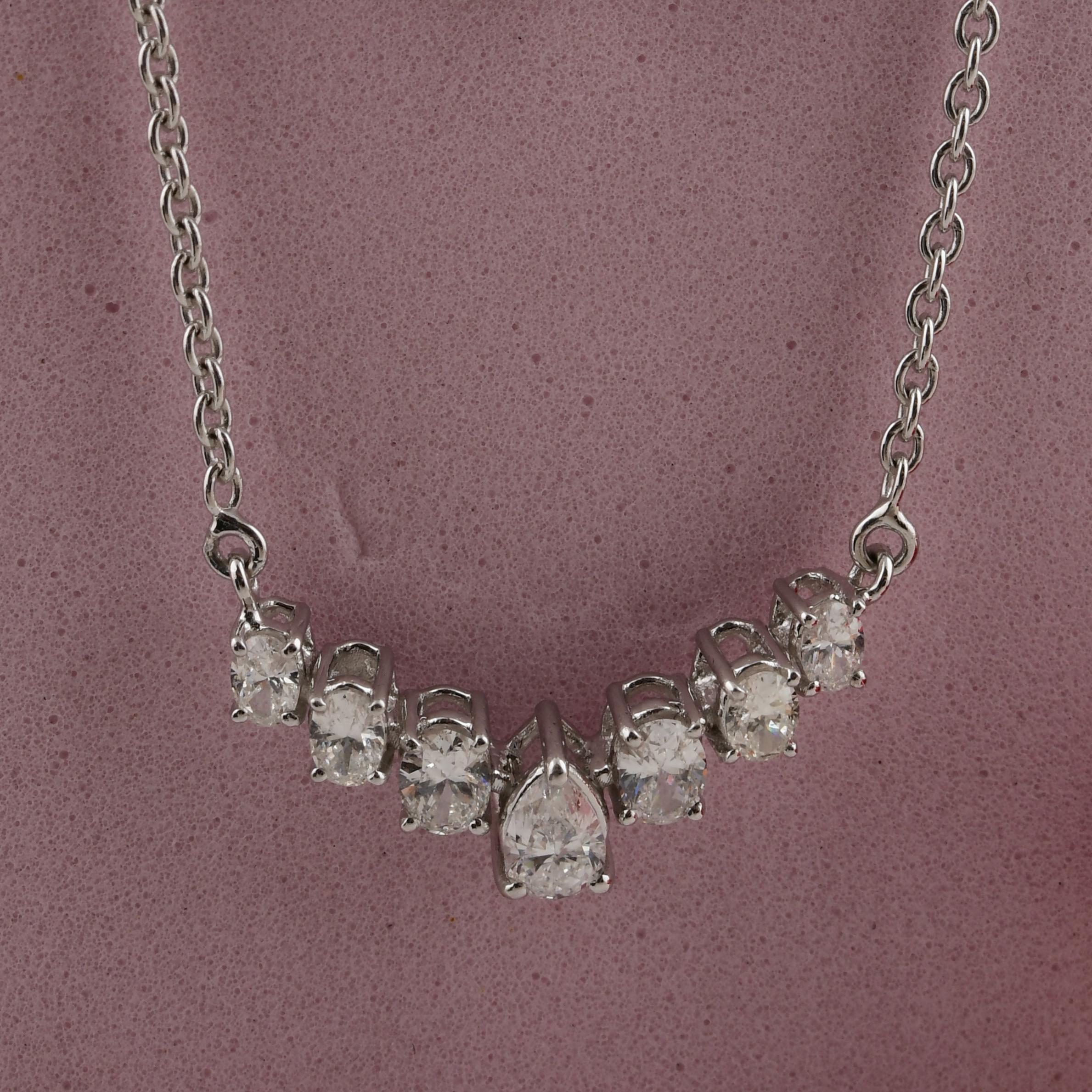 Taille ovale 0.78 Carat SI Clarity HI Color Oval Pear Diamond Necklace 14 Karat White Gold en vente