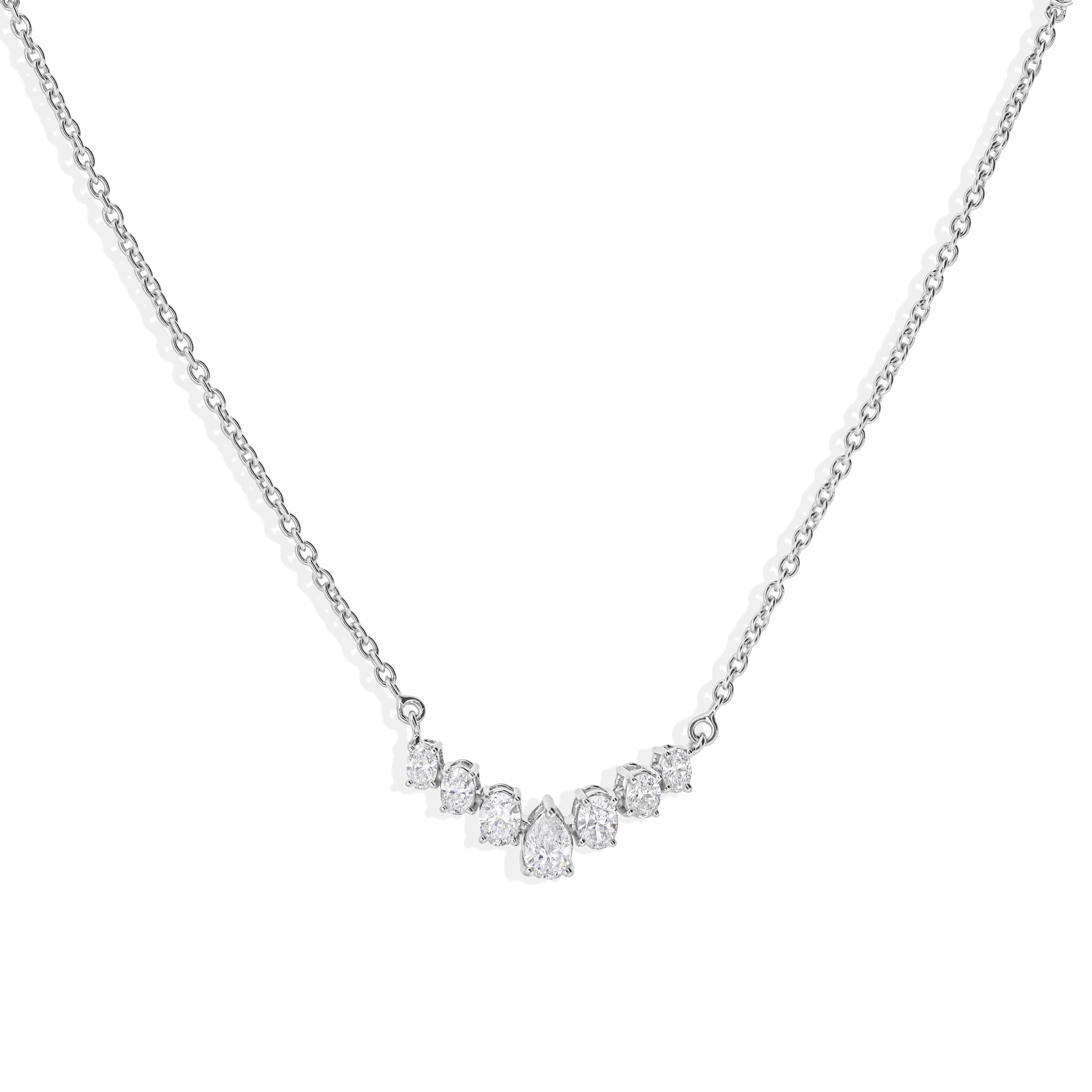 Questa collana di diamanti da 0,78 carati presenta un elegante taglio ovale a pera con purezza SI e colore HI, che offre una brillantezza e una chiarezza raffinate. Incastonato in oro bianco 18 carati, il pezzo combina un design contemporaneo con