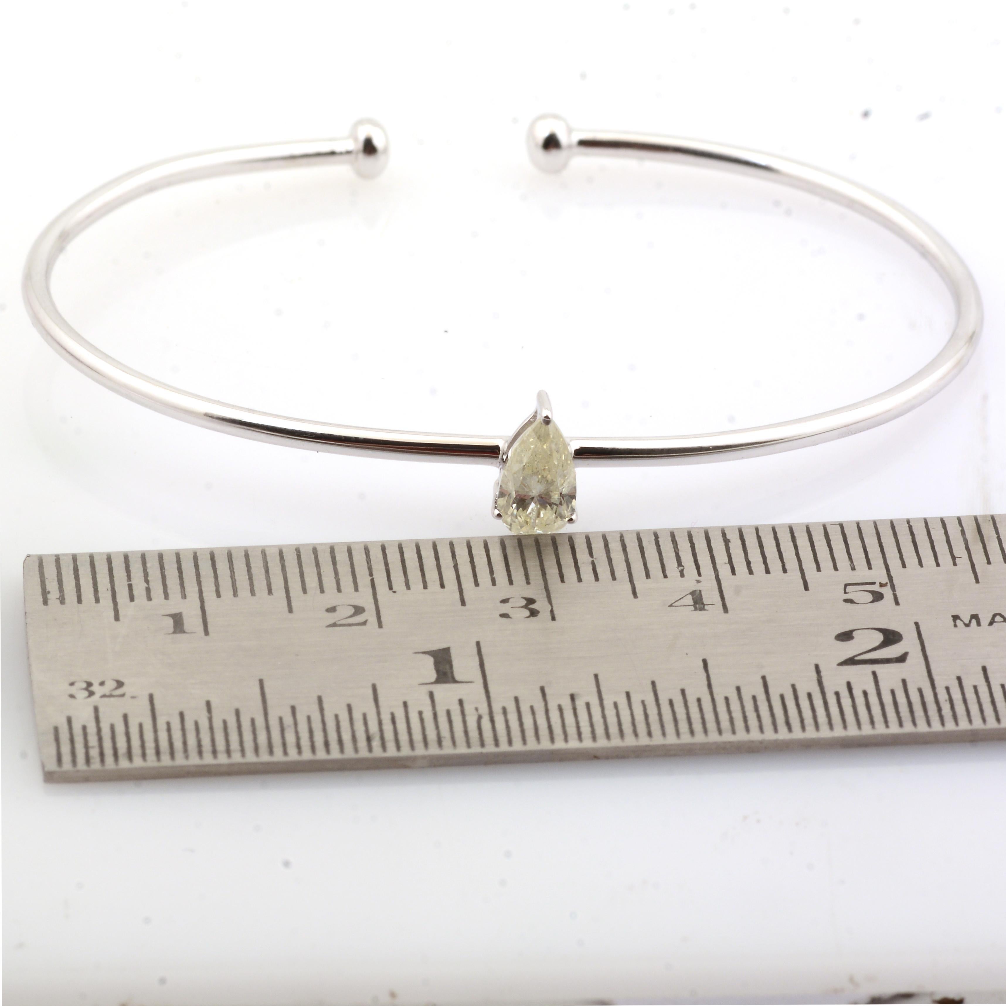 Code de l'article :- SEB-6184
Poids brut :- 3.45 gm
Or blanc massif 14k Poids :- 3.29 gm
Poids du diamant :- 0,78 carat  ( DIAMANT MOYEN DE PURETÉ SI1-SI2 ET DE COULEUR H-I )
Taille du bracelet :- 56 mm (diamètre extérieur)

✦