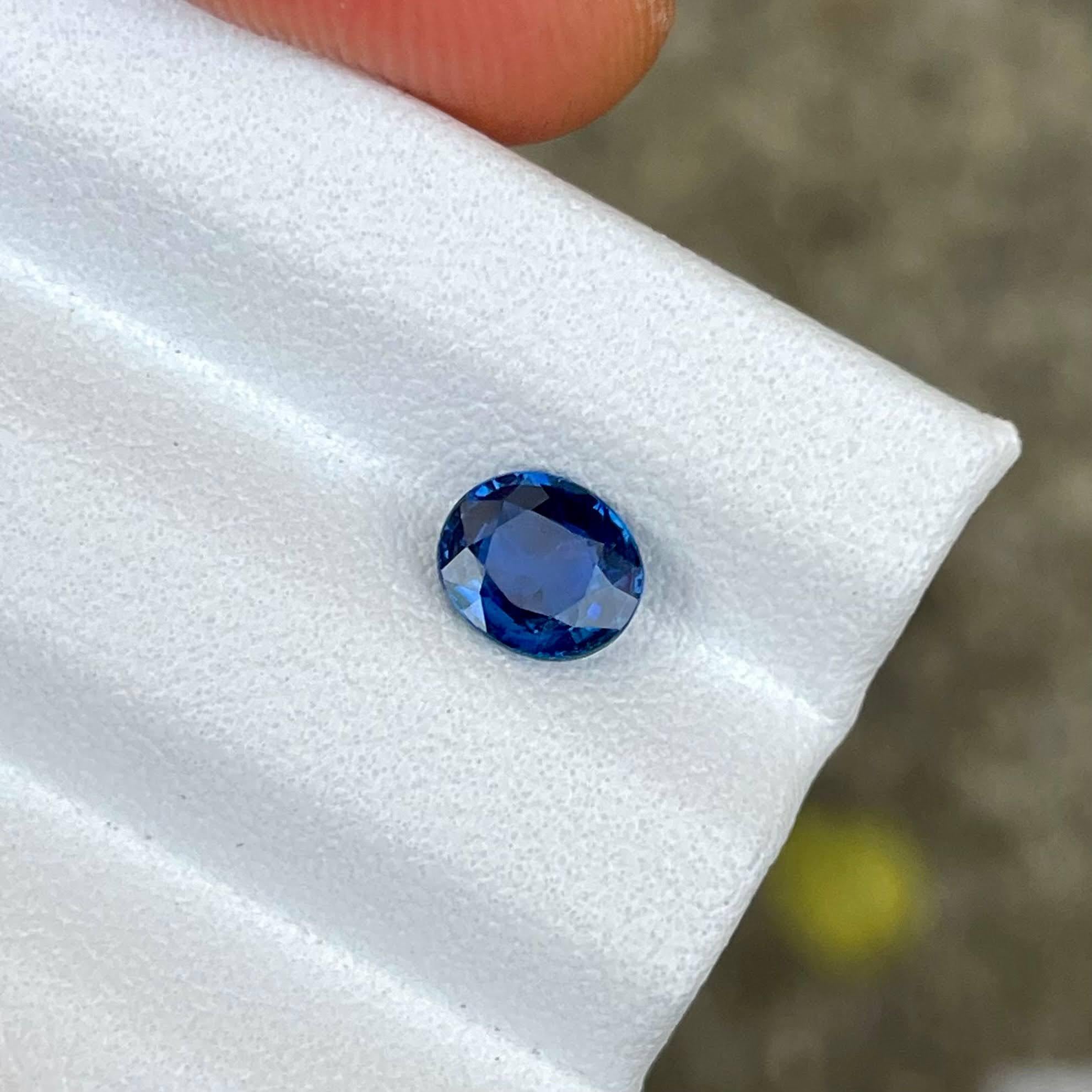 0,78 Karat purpurblauer Saphir Stein Ovalschliff Sri Lanka Edelstein im Zustand „Neu“ im Angebot in Bangkok, TH