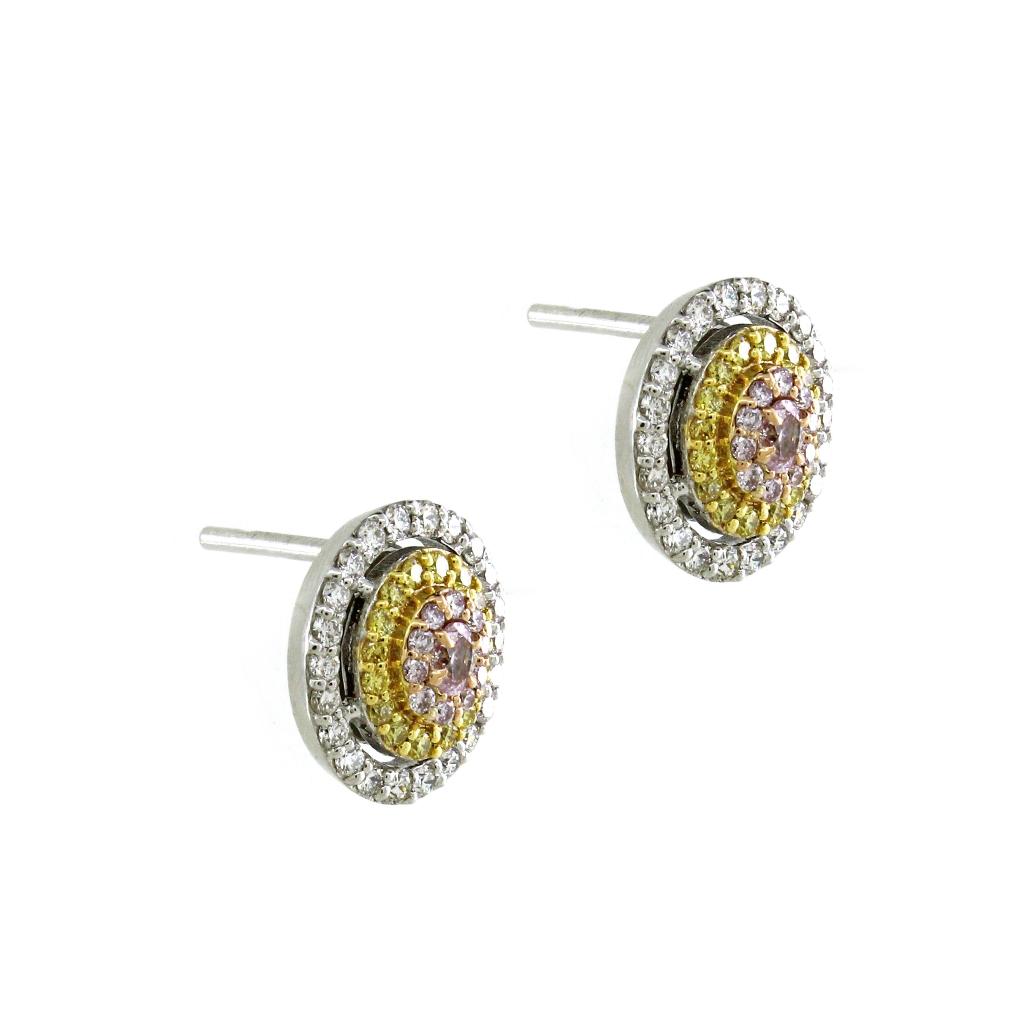 Voici nos exquises boucles d'oreilles à triple halo en diamant rose, un mélange étonnant d'élégance et de sophistication. Fabriquées en luxueux or blanc 14 carats, chaque boucle d'oreille pèse délicatement 3,65 grammes, garantissant un port