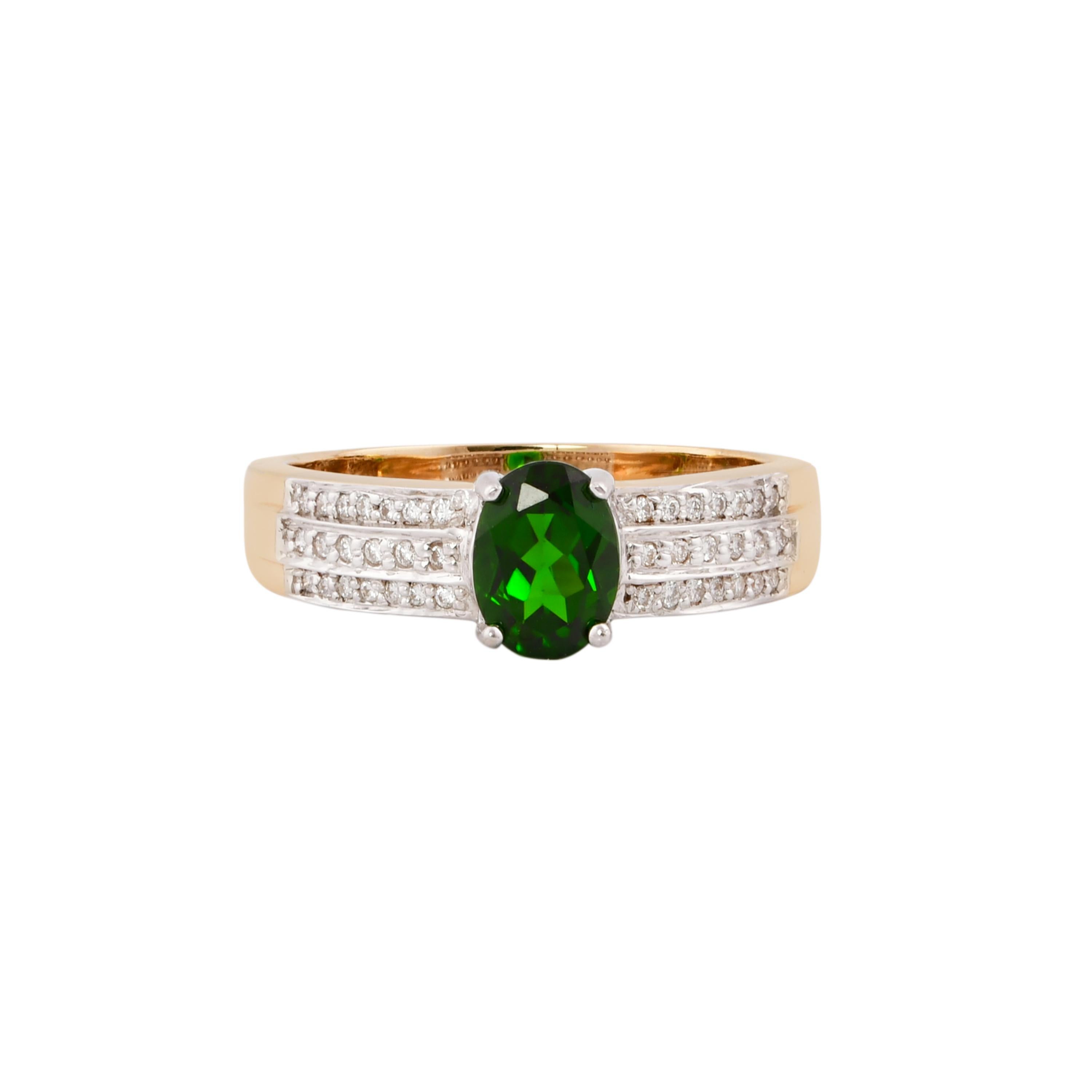 Oval Cut 0.781 Carat Chrome Diopside Ring in 14 Karat Yellow Gold For Sale