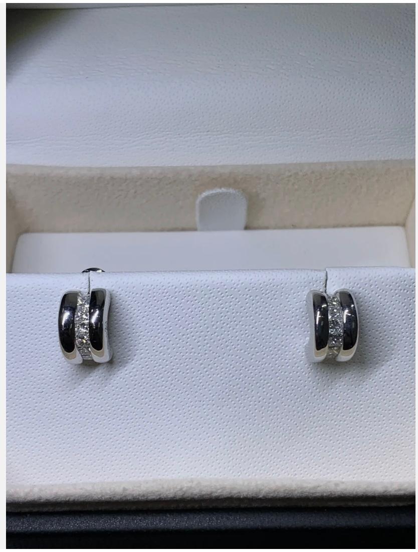 0.78ct Diamond chunky hoops huggies earrings 18ct white gold
Add a touch of elegance to your style with these stunning Diamond Hoop Stud Earrings. Crafted with 18ct white gold, these earrings feature a round shape, butterfly closure, and a total