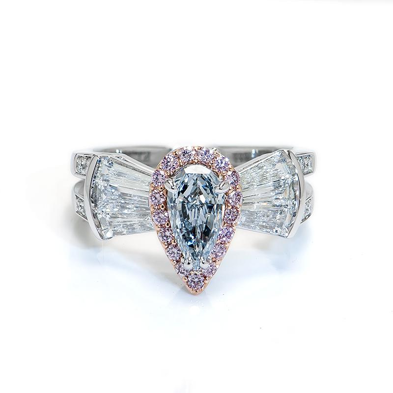 Die schöne Schöpfung der Natur - ein natürlicher fancy blauer Diamant, der vom Menschen facettiert und in Form gebracht wurde. Dieses Wunderwerk von 0,78 Karat wird von einem Heiligenschein aus rosa Diamanten in 18 Karat Roségold umrahmt. Mit einer