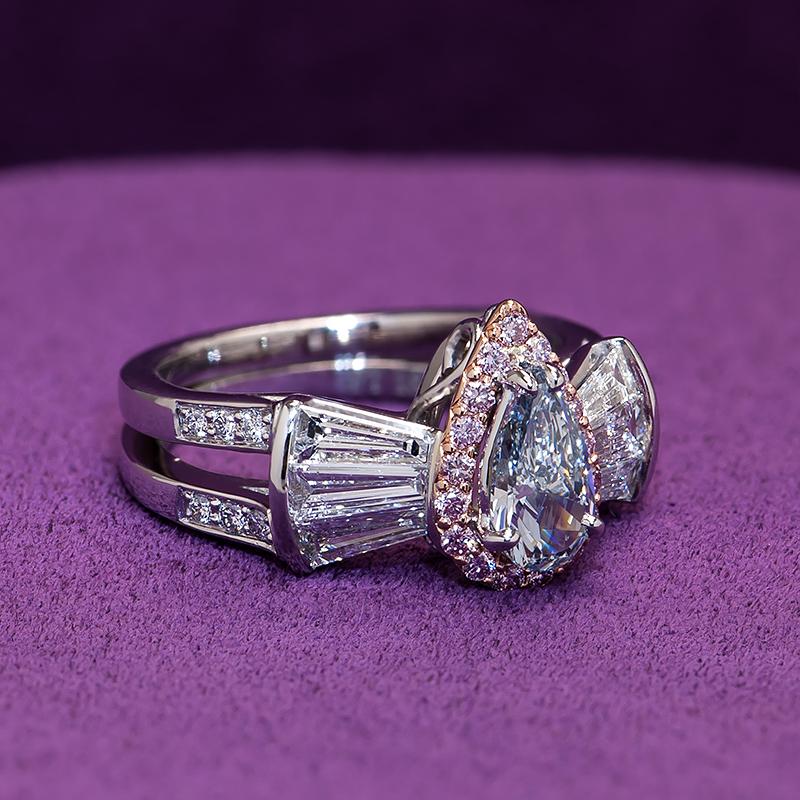 0,78 Karat blauer birnenförmiger Diamantring im Zustand „Neu“ im Angebot in Montréal, CA