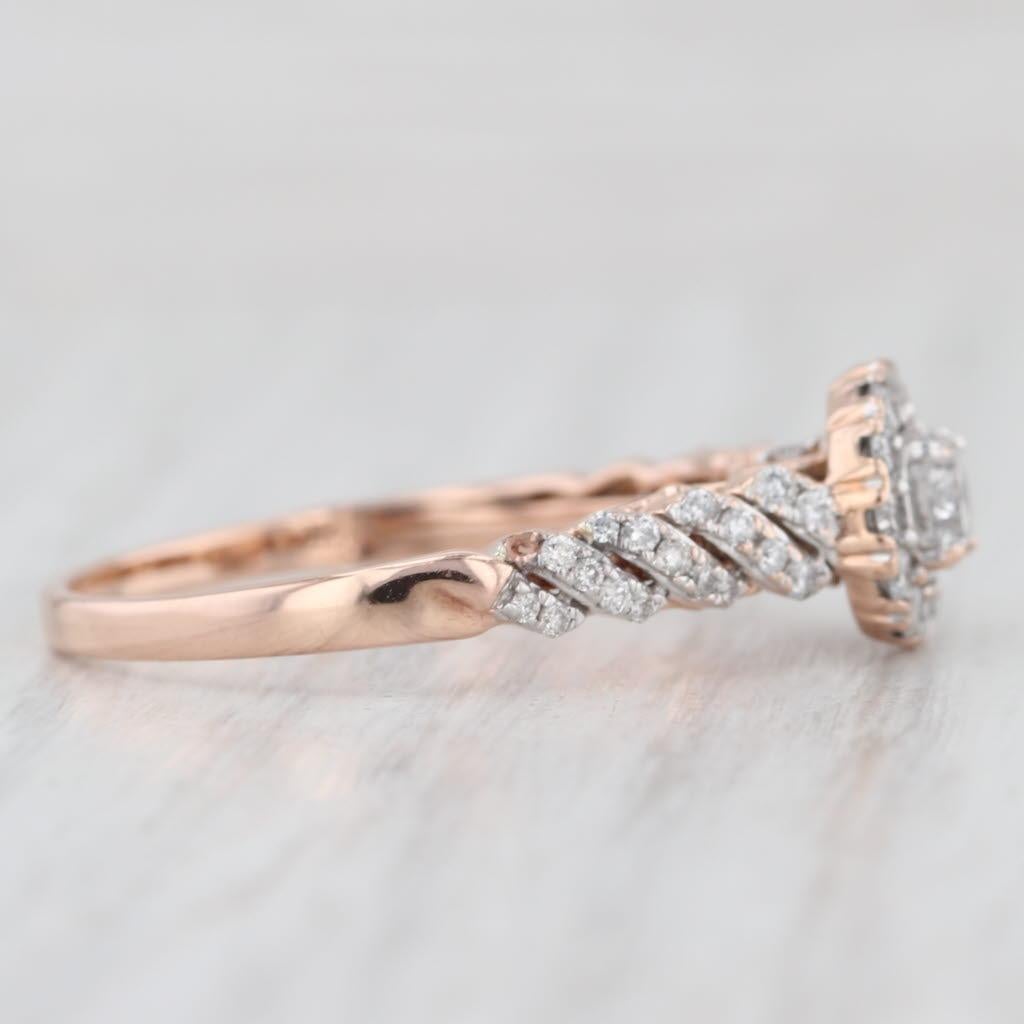 Información sobre la gema:
- Diamantes naturales -
Quilates totales - 0,78 quilates (centro de 0,30 quilates, halo de 0,24 quilates, banda de 0,24 quilates)
Talla - Redonda brillante
Color - F - H
Claridad - VS2 - I1

Metal: Oro rosa de 14