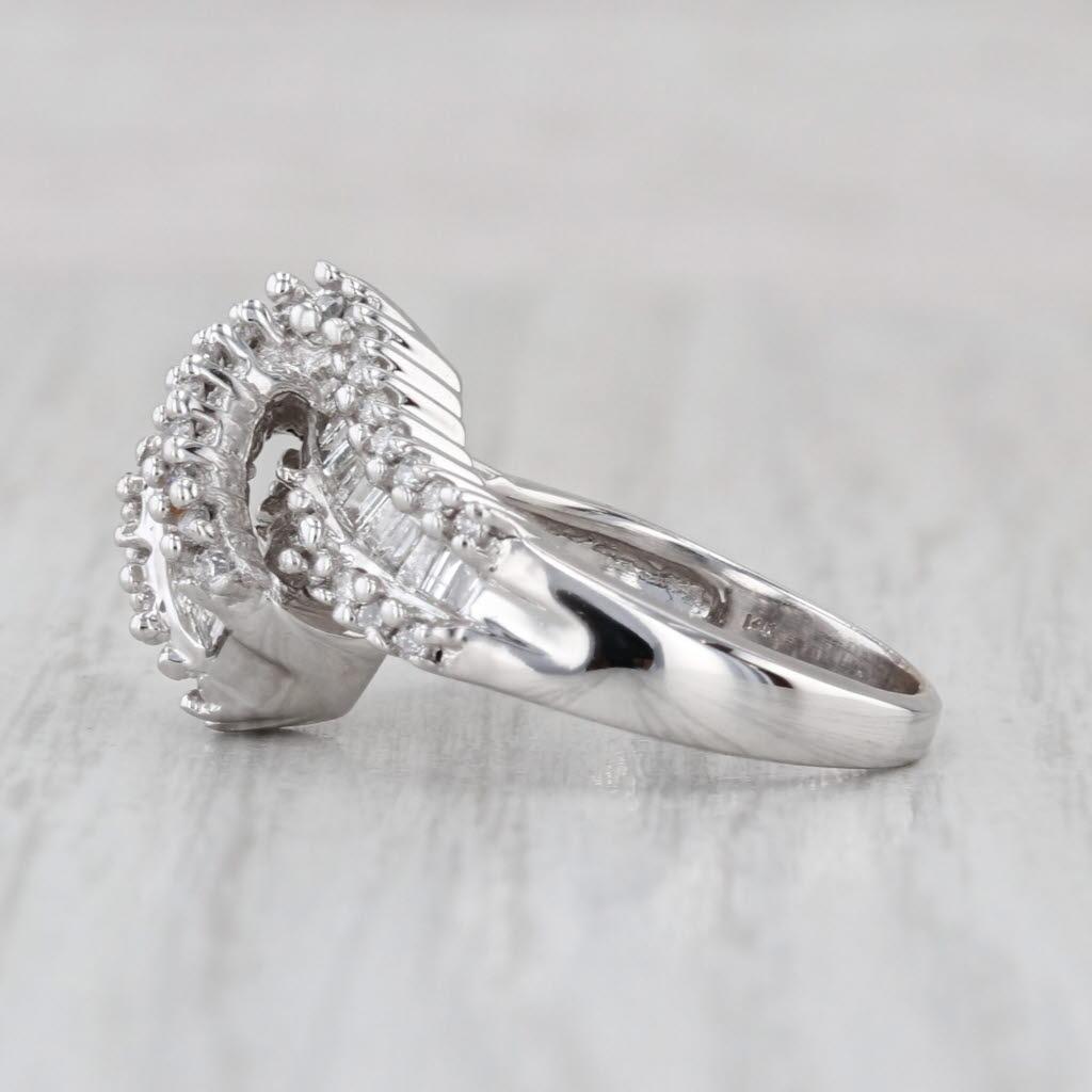 Informations sur les pierres précieuses :
- Diamants naturels -
Total des carats - 0.78ctw
Taille - Baguette 0,48ctw, Brilliante ronde et simple 0,30ctw
Couleur - F - H
Clarté - SI2 - I1

Métal : Or blanc 14k
Poids : 6,3 grammes 
Timbres :