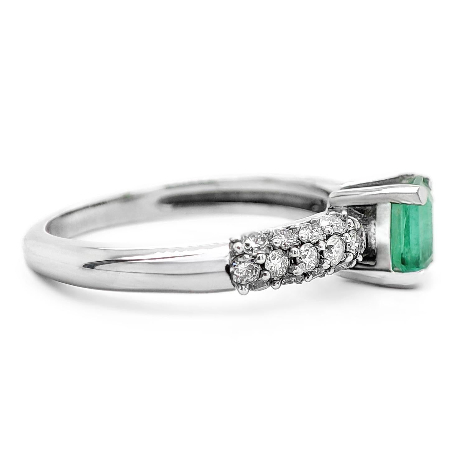 Women's NO RESERVE 0.78CTW  Emerald and Diamond 14K white Gold Ring For Sale