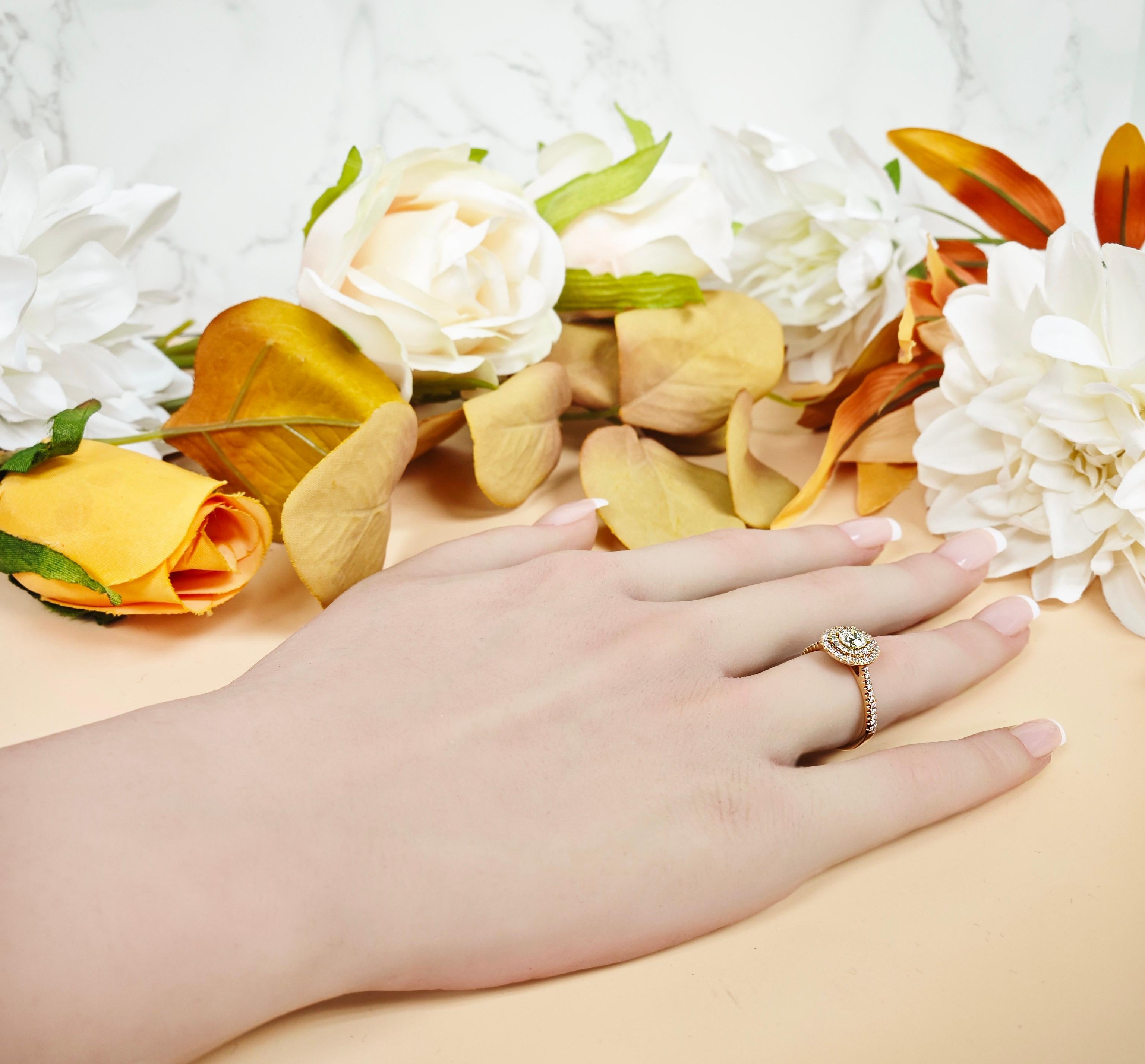 0.79 Carat Light Yellow and Pink Diamond Rose Gold Cluster Ring In New Condition For Sale In New York, NY