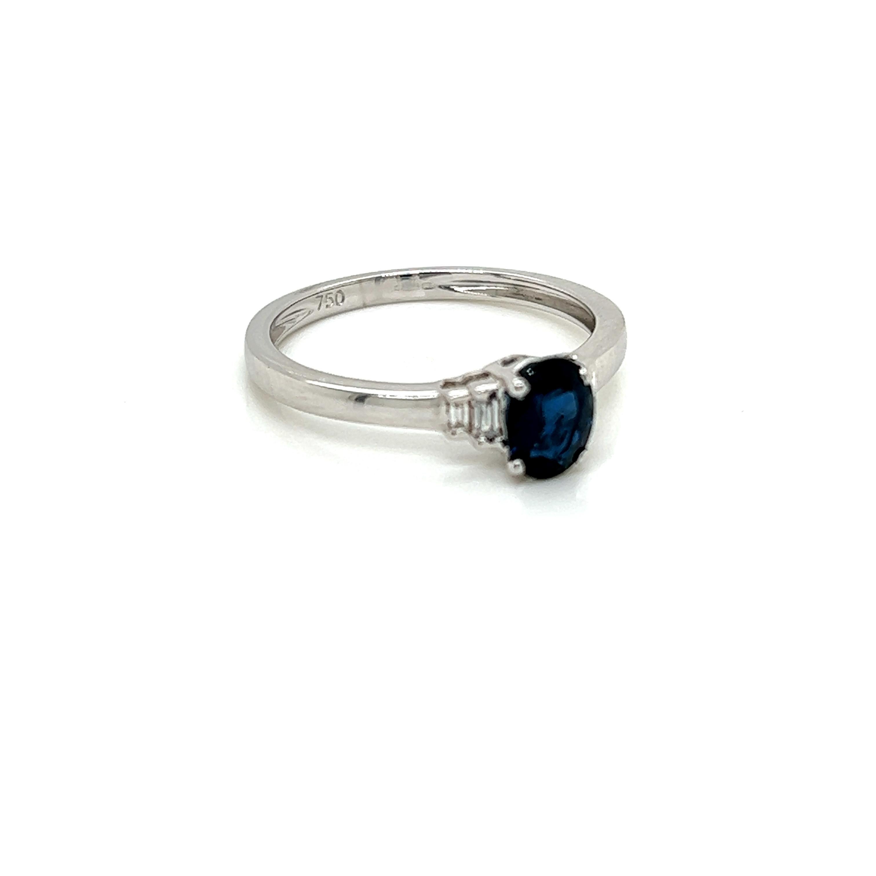 0.79 Carat Oval cut Blue Sapphire and Diamond Ring in 18K White Gold In New Condition For Sale In London, GB