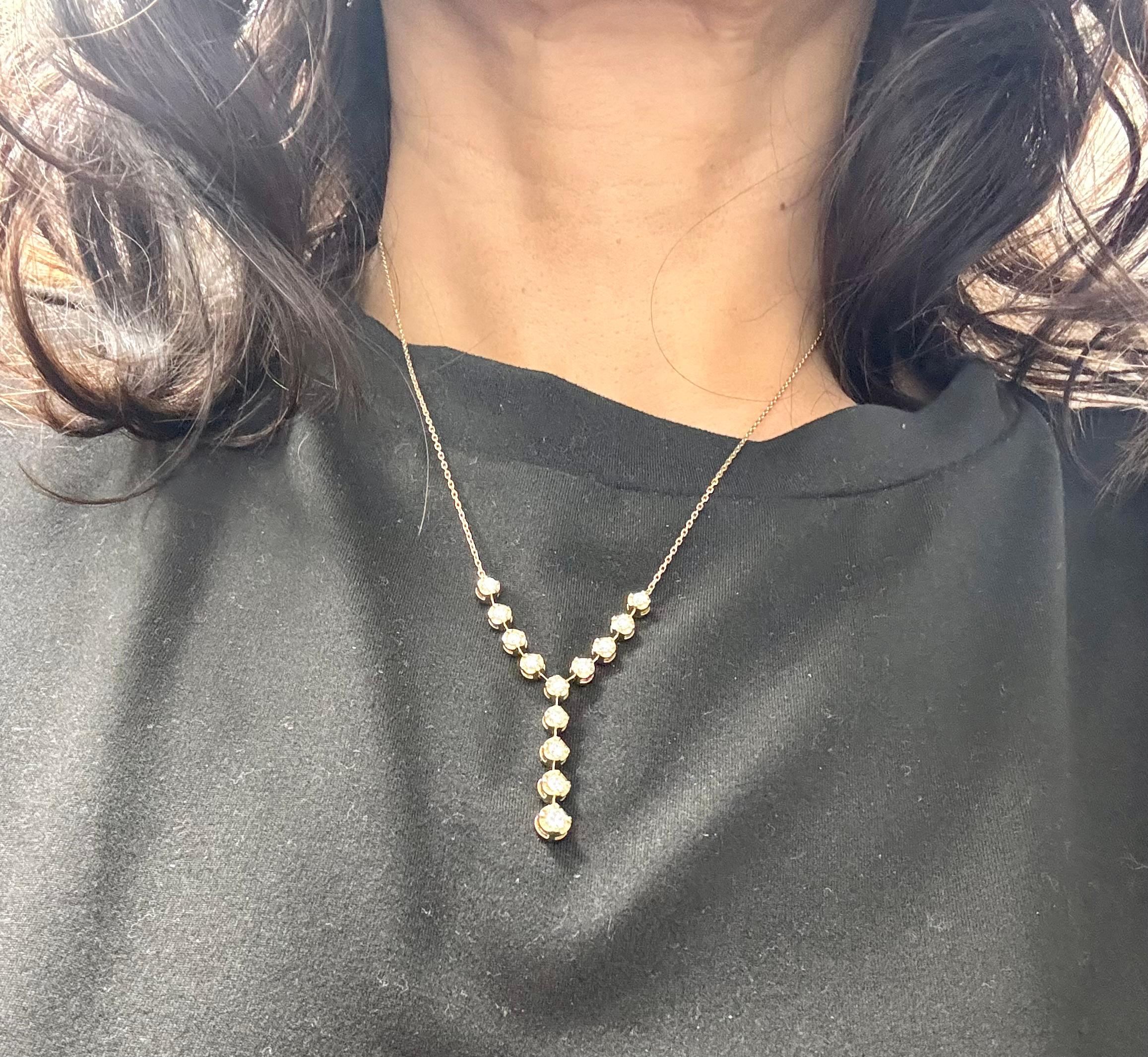 Collier à chaîne en or jaune avec diamant naturel de 0,79 carat à taille ronde Pour femmes en vente