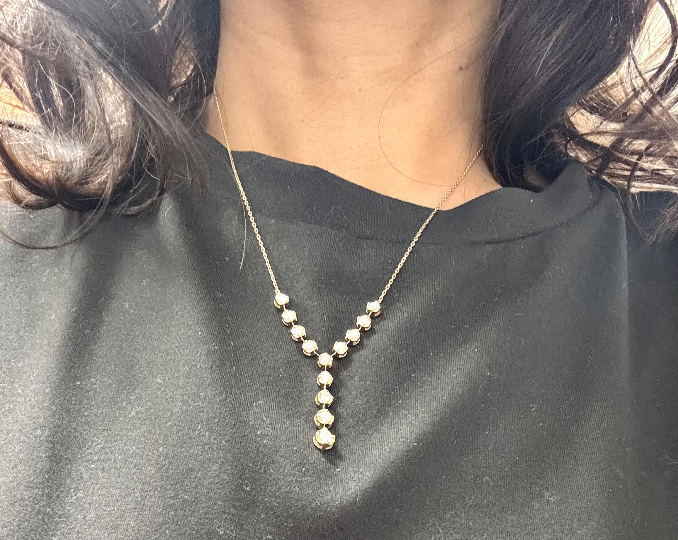 Collier à chaîne en or jaune avec diamant naturel de 0,79 carat à taille ronde en vente 1