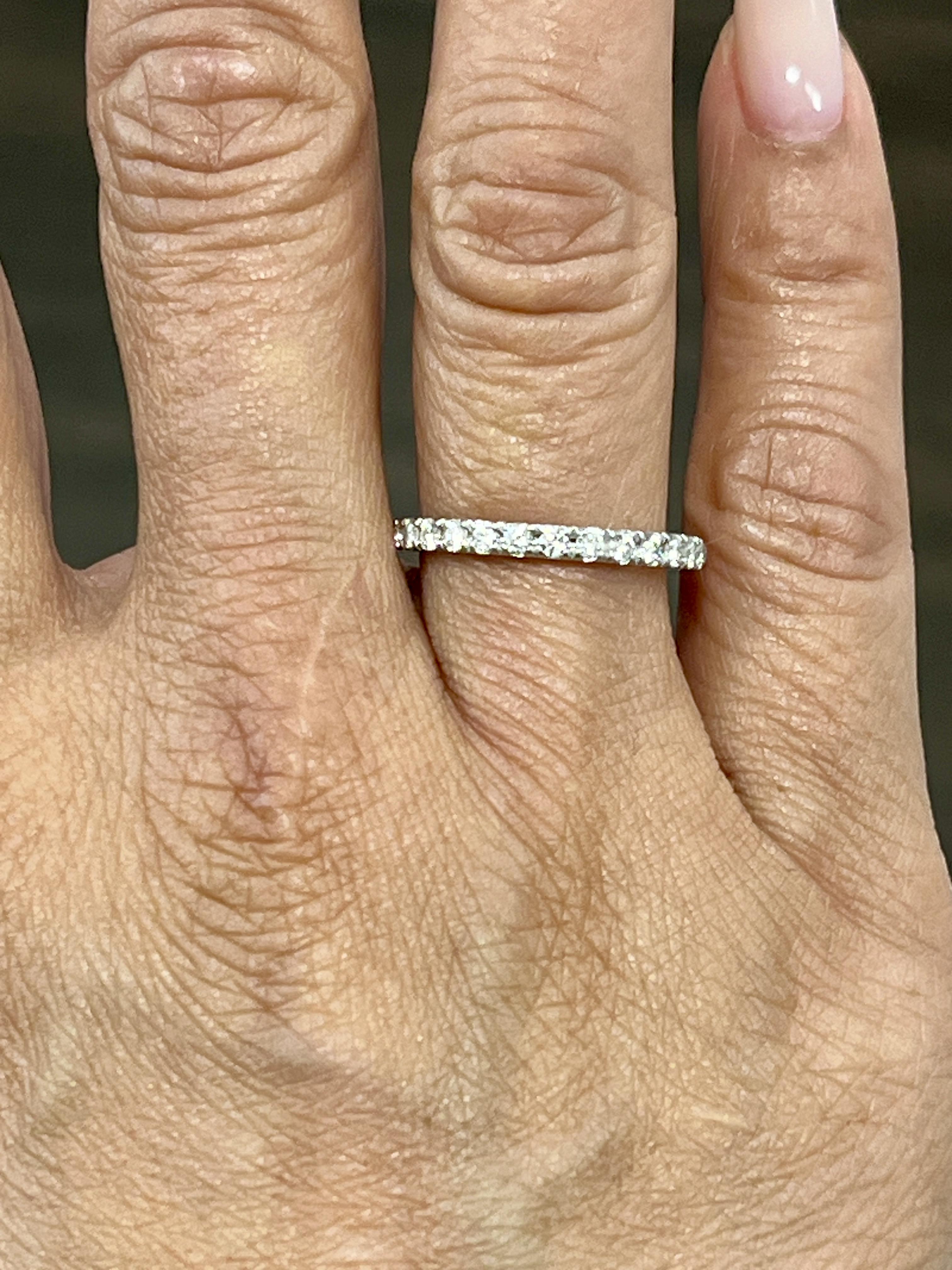 Dieser wunderschöne Ewigkeitsring ist mit 28 runden Brillanten besetzt. Die Diamanten haben eine Farbe von E/F und VS2/SI1. Ein prächtiger Ring, der die Sammlung eines jeden Juweliers bereichert.