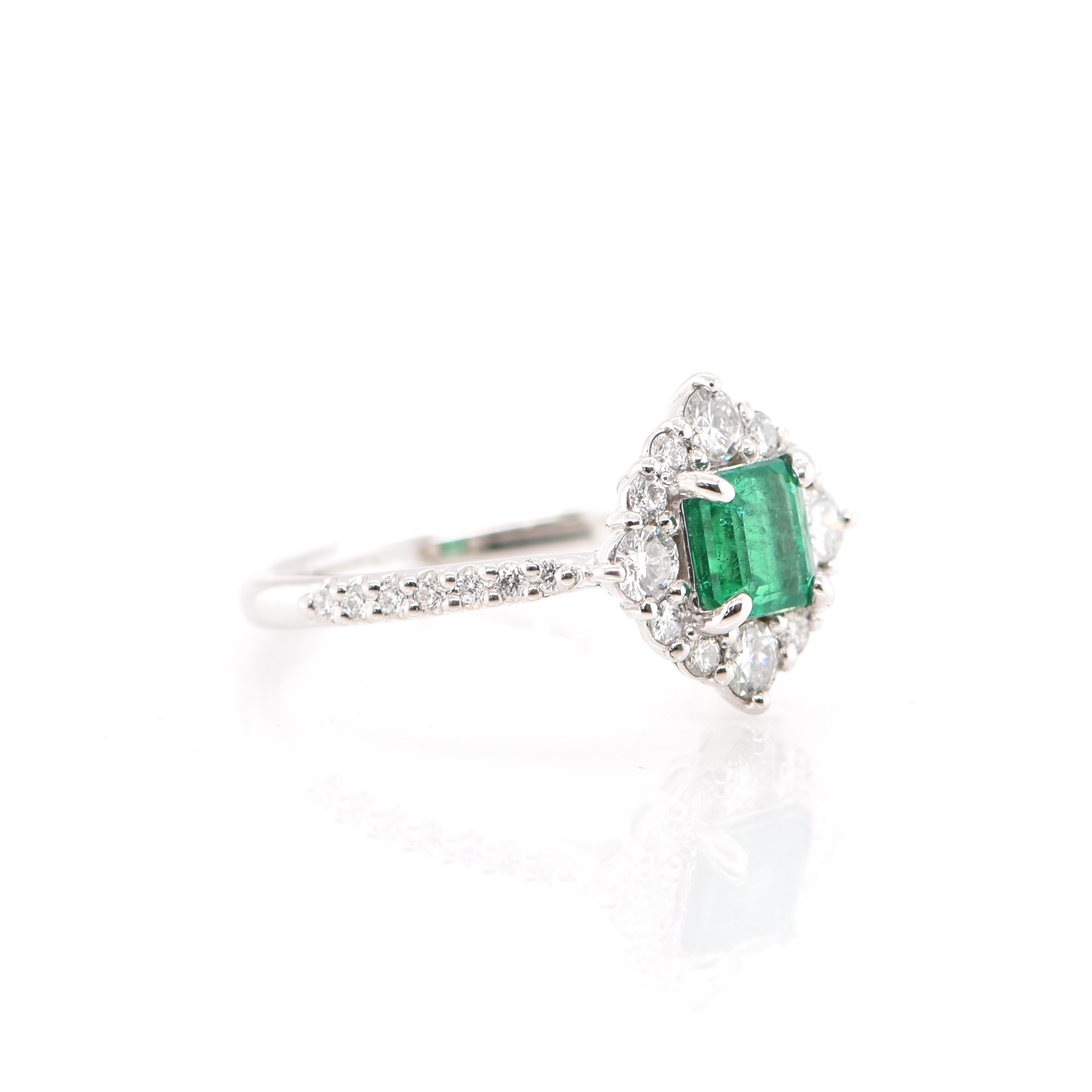 Modern 0.797 Carat Natural Emerald and Diamond Halo Ring Set in Platinum For Sale
